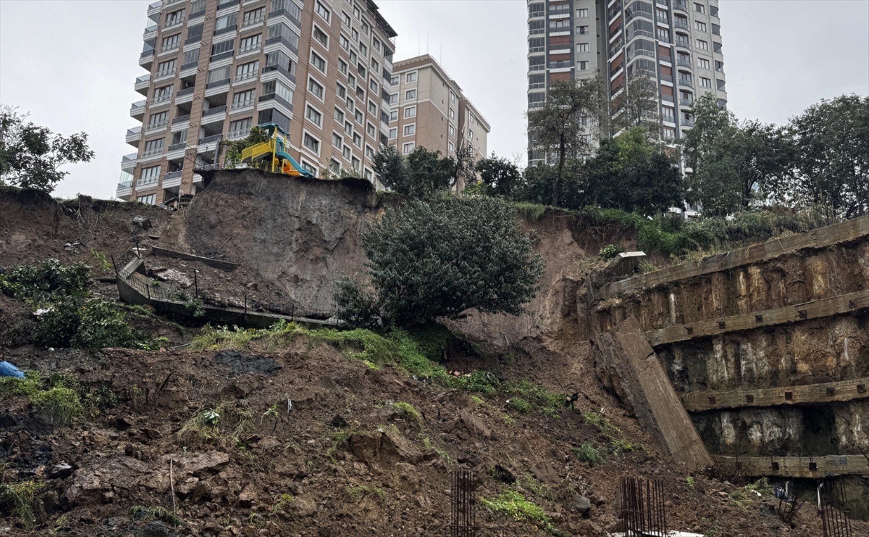 Rize'de şiddetli yağış sonrası toprak kayması: Çocuk parkı ve istinat duvarı hasar gördü!