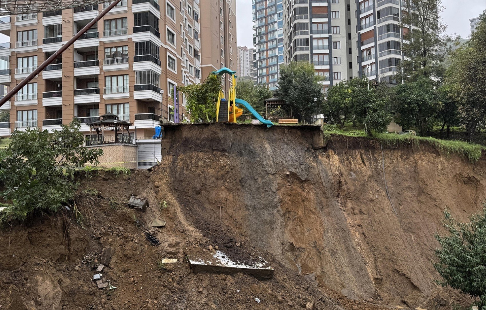 Rize'de şiddetli yağış sonrası toprak kayması: Çocuk parkı ve istinat duvarı hasar gördü!