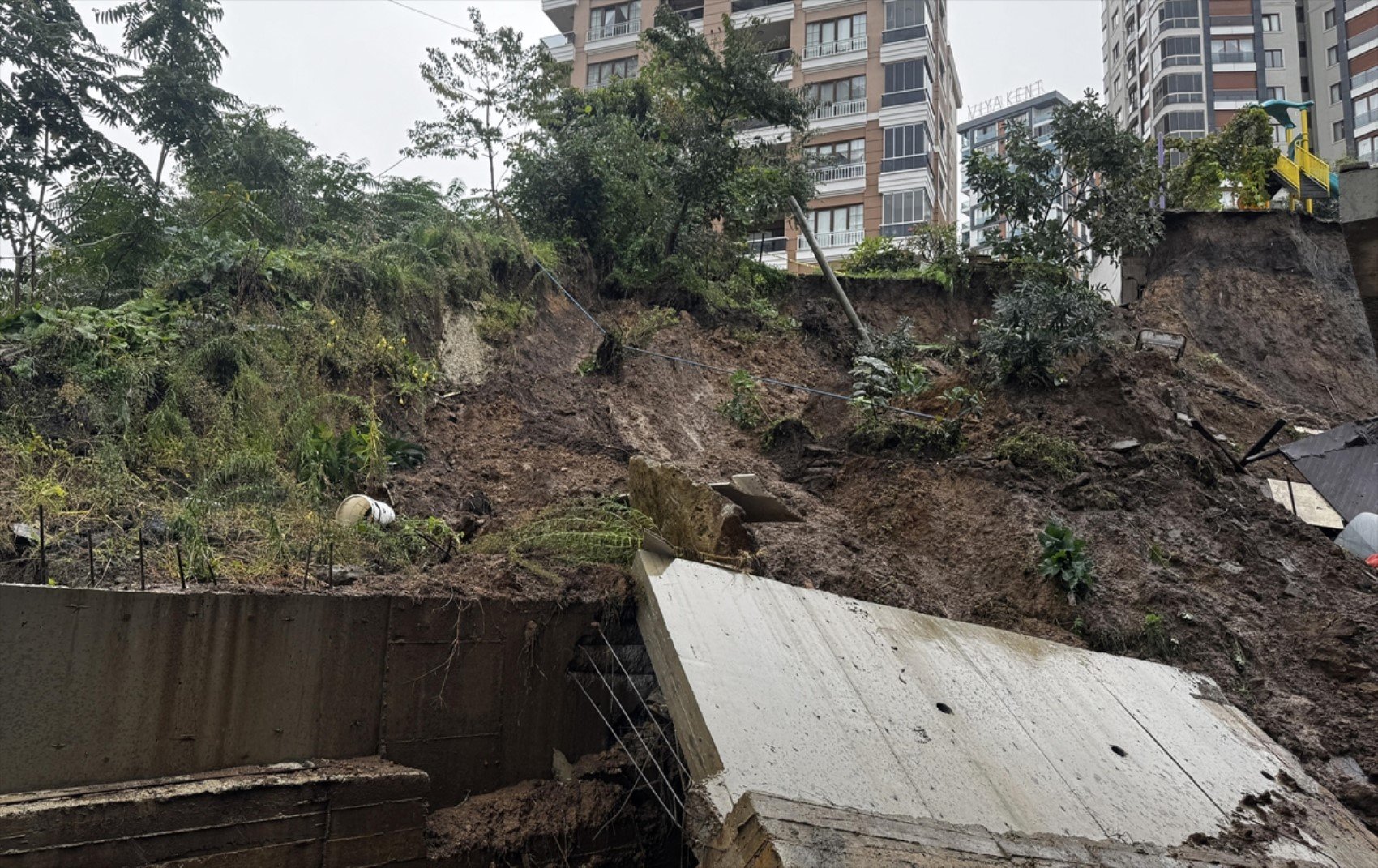 Rize'de şiddetli yağış sonrası toprak kayması: Çocuk parkı ve istinat duvarı hasar gördü!