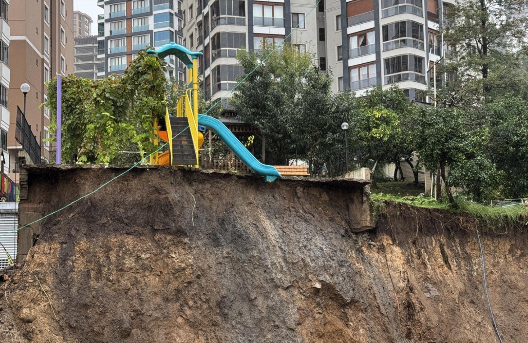 Rize'de şiddetli yağış sonrası toprak kayması: Çocuk parkı ve istinat duvarı hasar gördü!