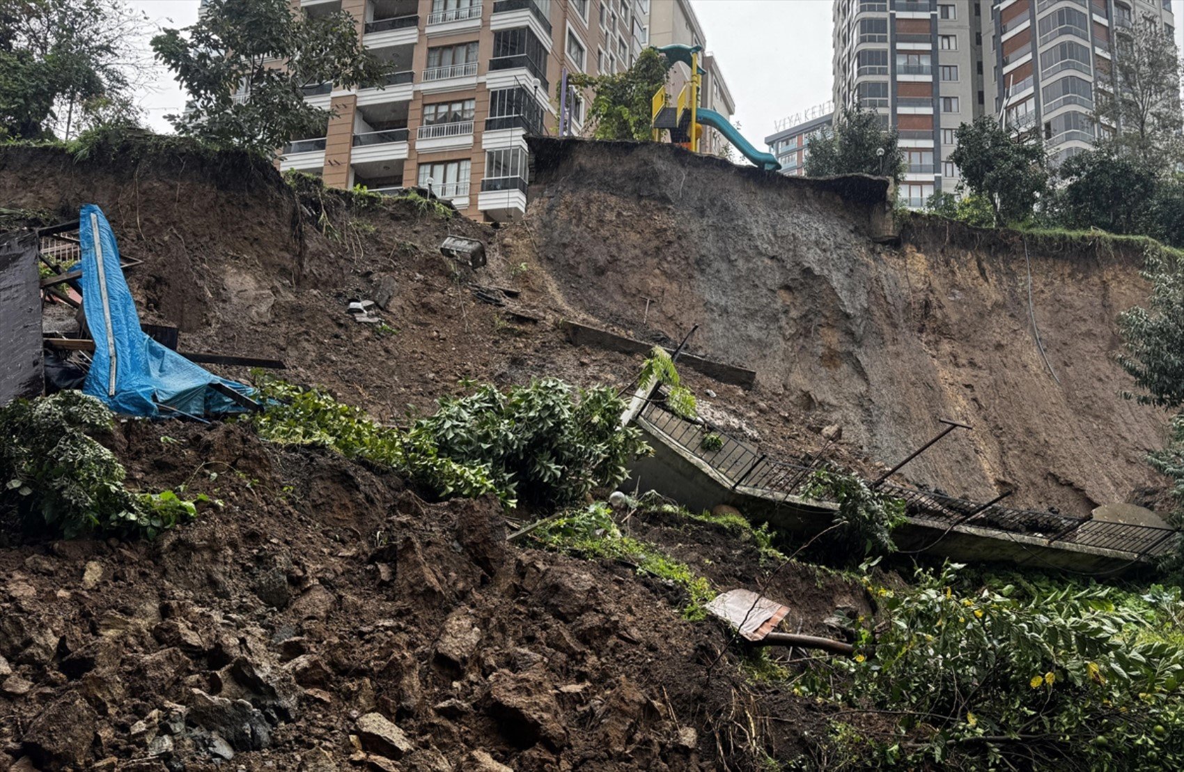 Rize'de şiddetli yağış sonrası toprak kayması: Çocuk parkı ve istinat duvarı hasar gördü!