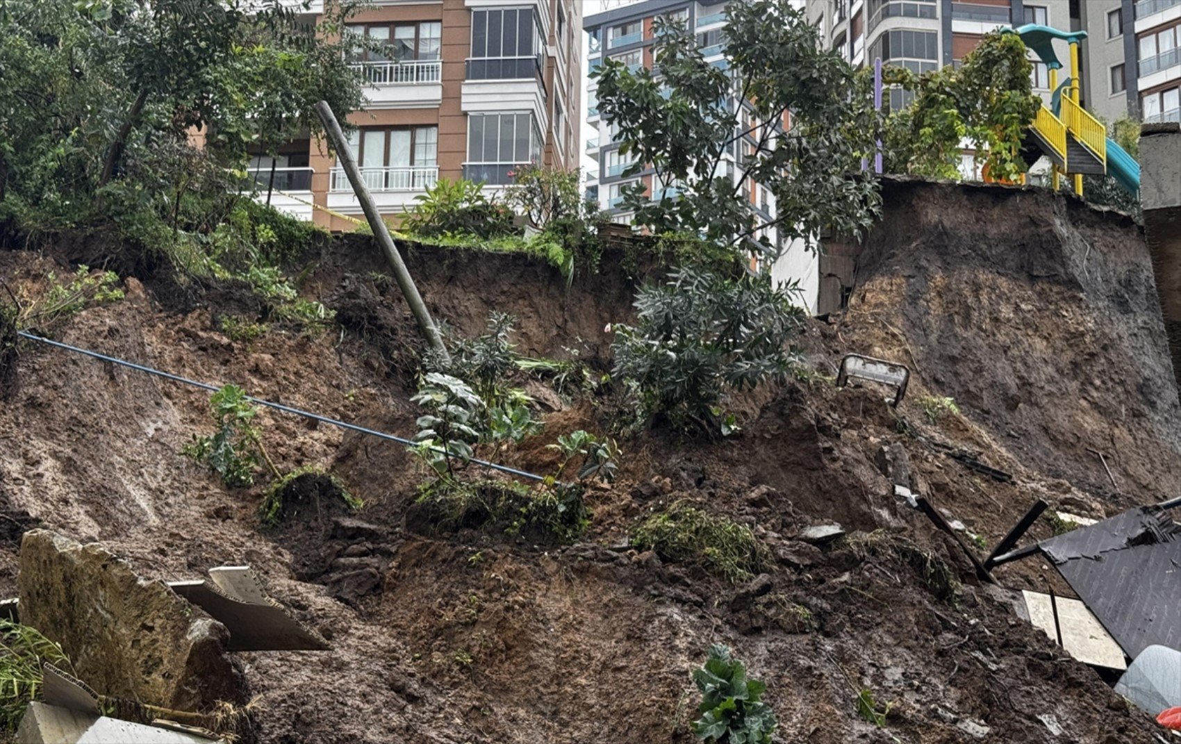 Rize'de şiddetli yağış sonrası toprak kayması: Çocuk parkı ve istinat duvarı hasar gördü!