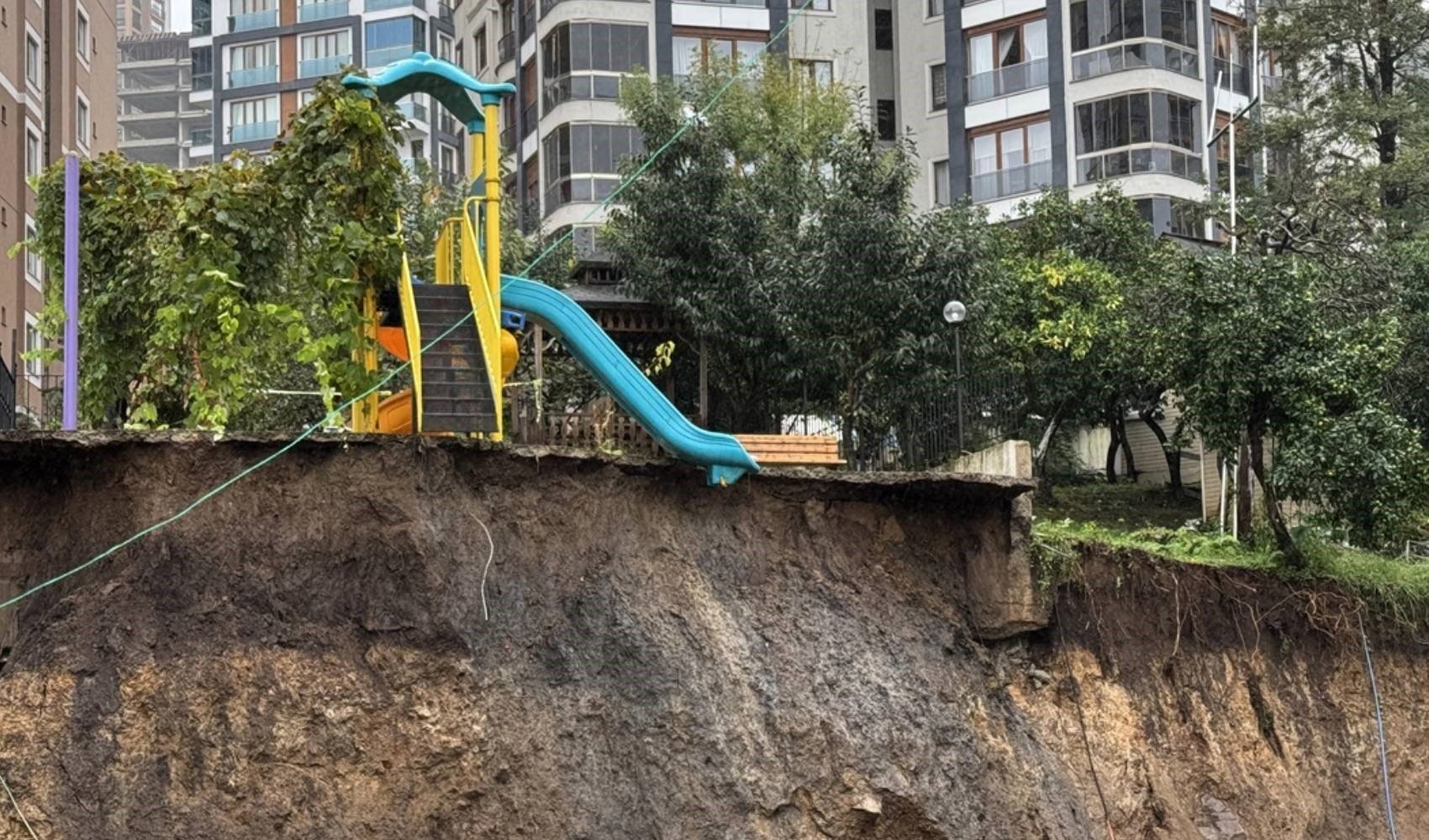 Rize'de şiddetli yağış sonrası toprak kayması: Çocuk parkı ve istinat duvarı hasar gördü!