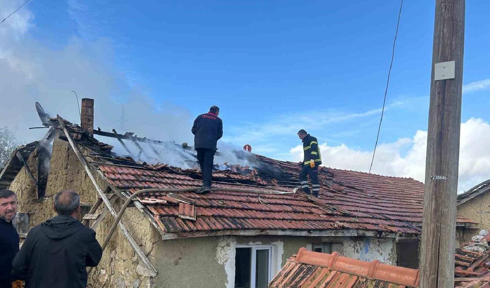 Baca temizliği yaparken samanlık tutuştu, evi yandı