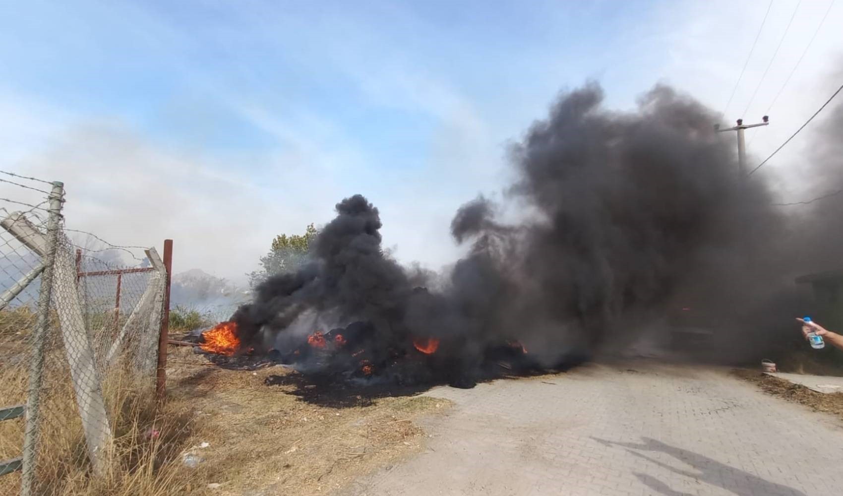 Incendio in un fienile a İncirliova si propaga a un giardino, intervento rapido dei vigili del fuoco!