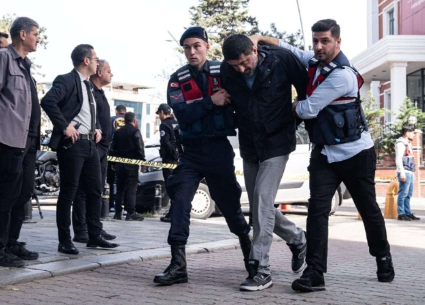 Parla il padre vittima della banda dei neonati: 'Hanno preso i soldi e il giorno dopo ci hanno dato la notizia della morte'