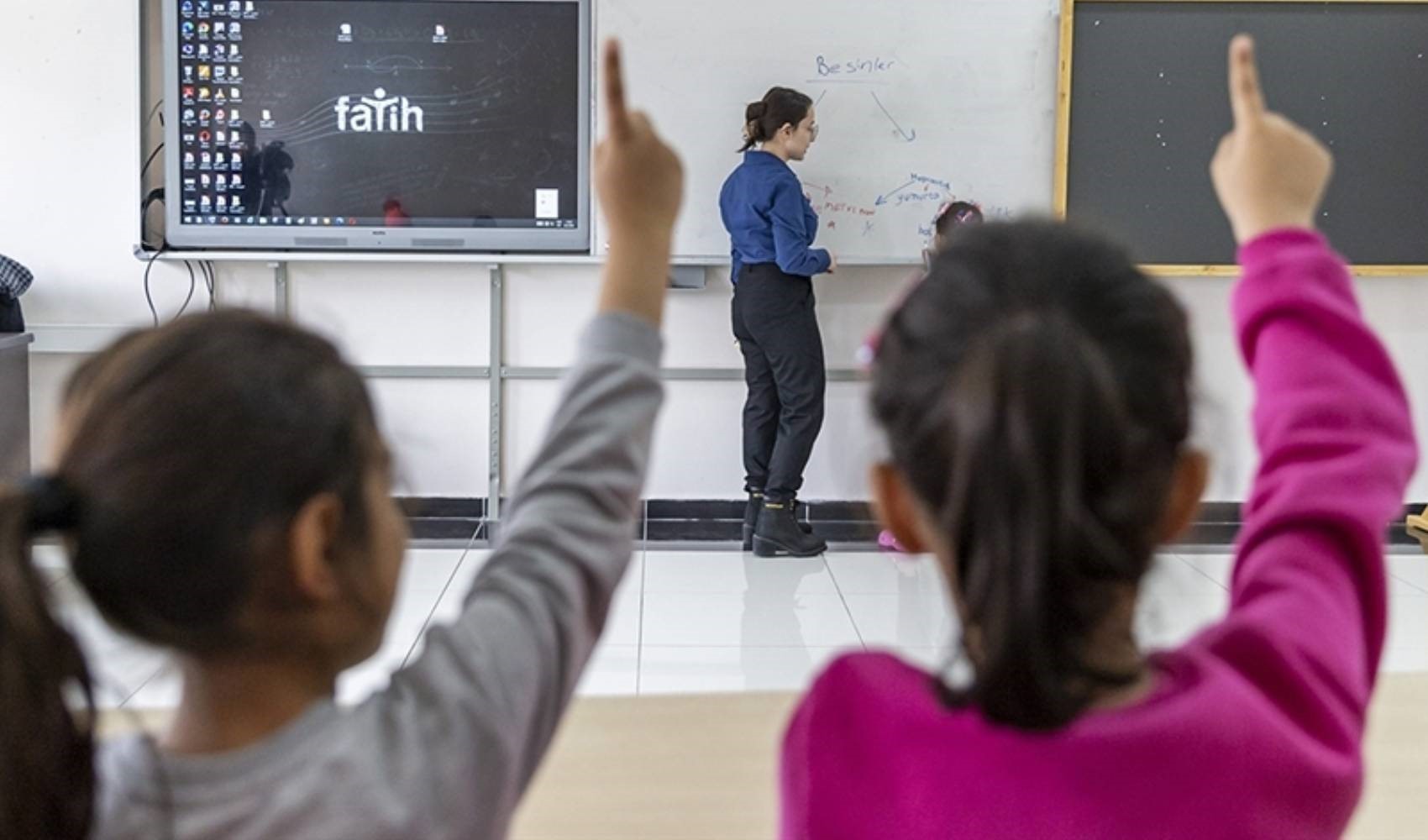 Milli Eğitim Bakanlığı'ndan kadın öğretmenlere giyim dersi!