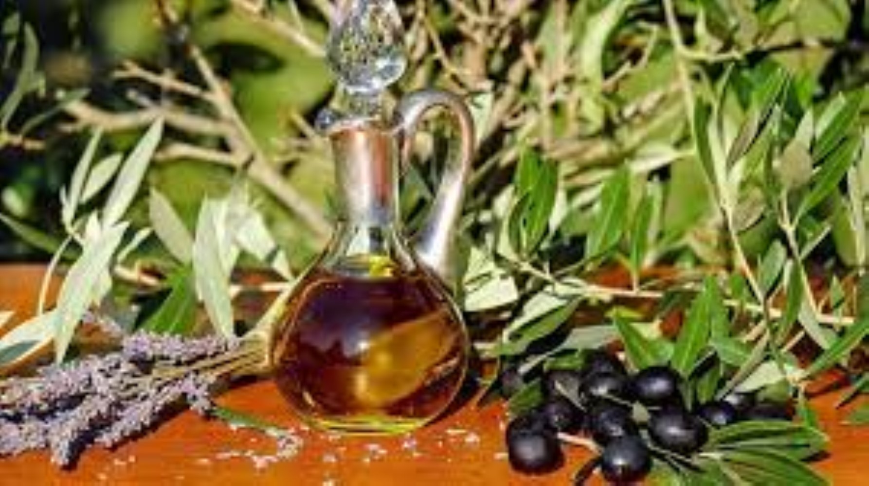 Olio di semi mescolato all'olio d'oliva in 21 marchi: l'azienda che spicca nella lista delle contraffazioni