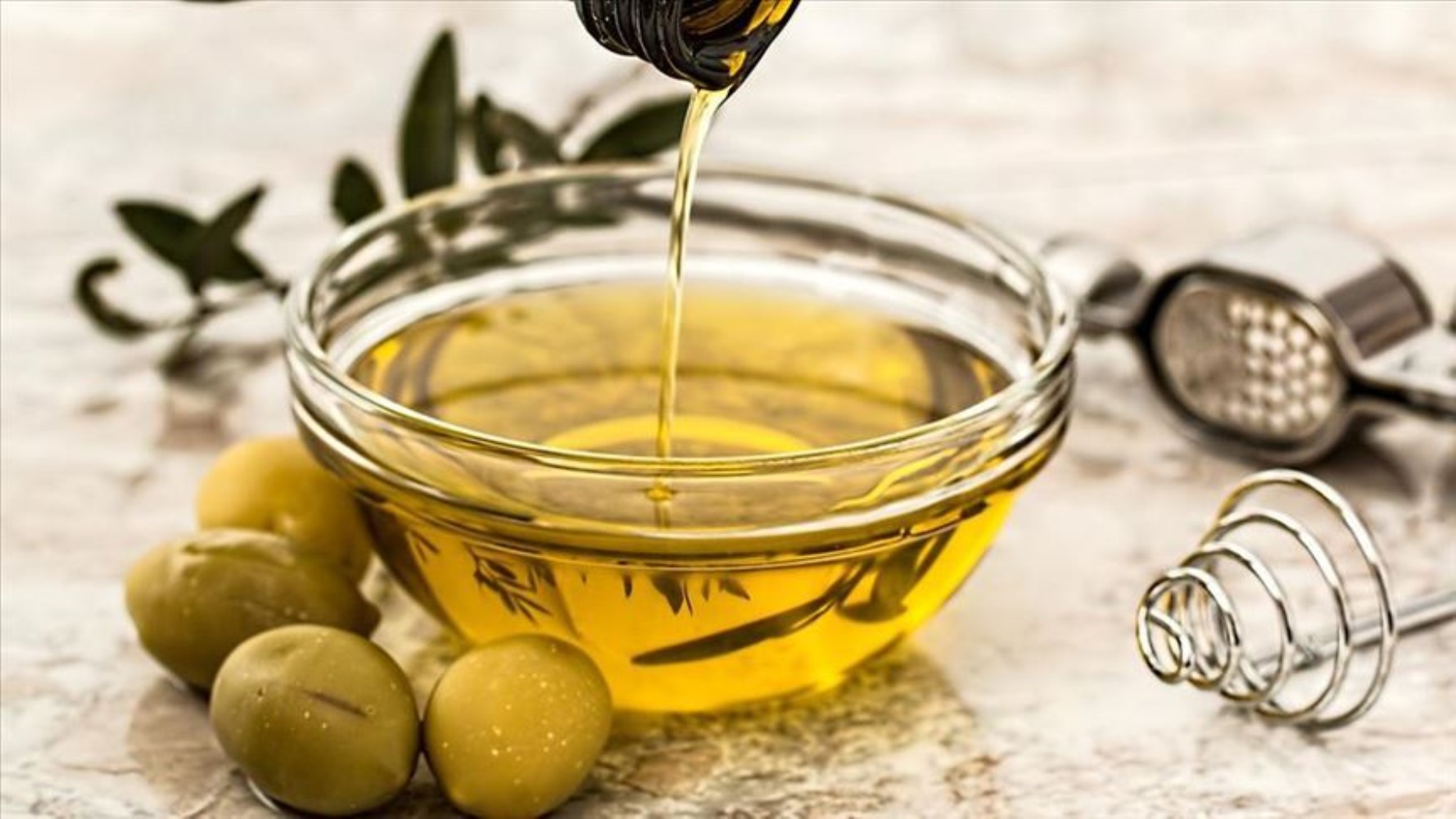 Olio di semi mescolato all'olio d'oliva in 21 marchi: l'azienda che spicca nella lista delle contraffazioni