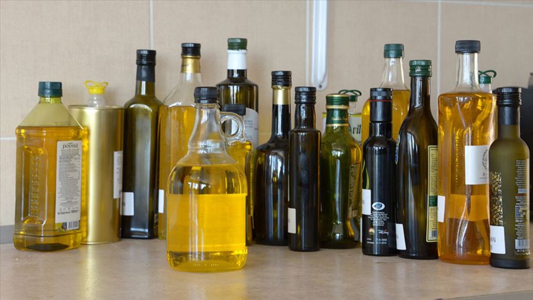 Olio di semi mescolato all'olio d'oliva in 21 marchi: l'azienda che spicca nella lista delle contraffazioni