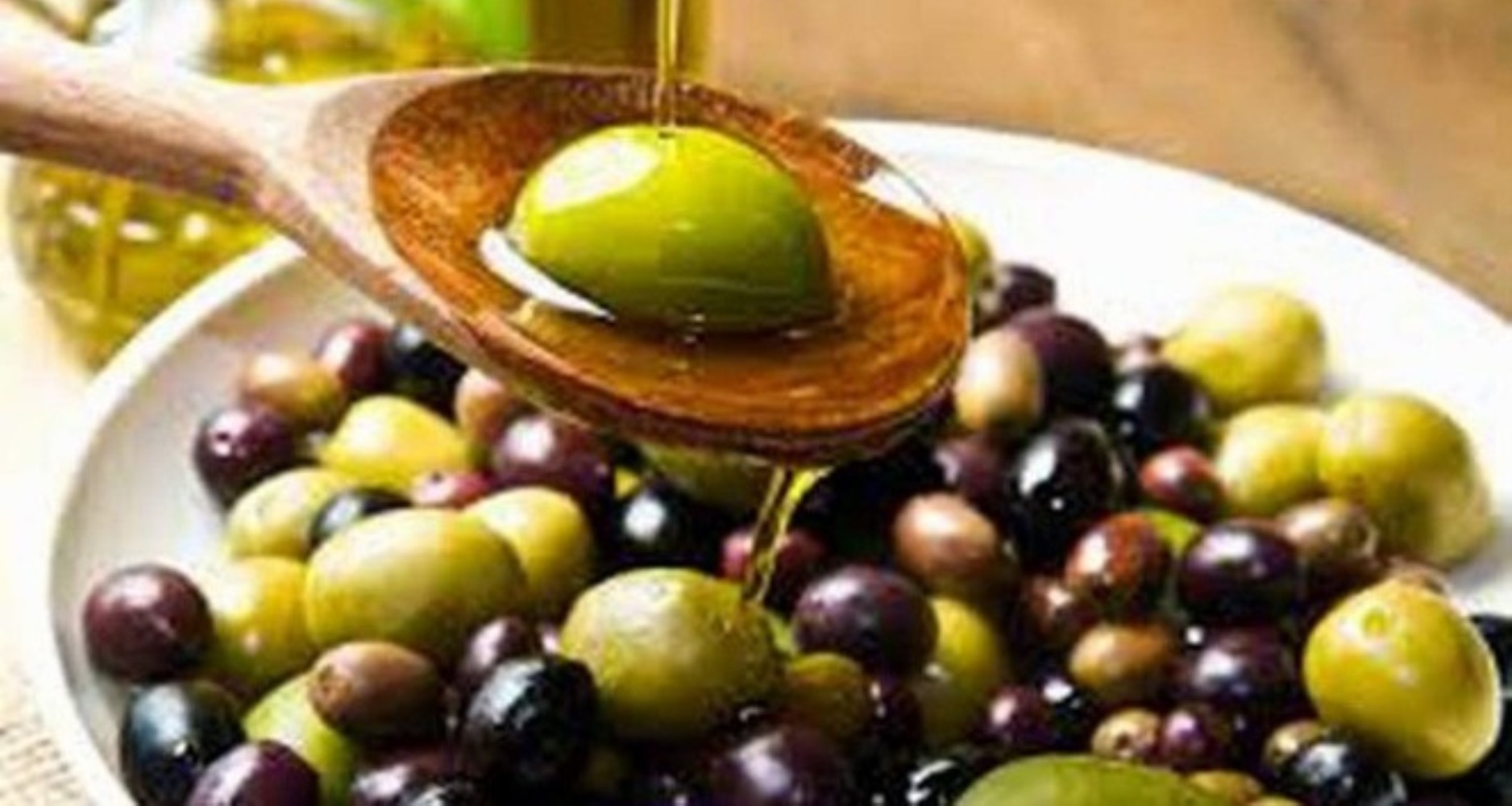 Olio di semi mescolato all'olio d'oliva in 21 marchi: l'azienda che spicca nella lista delle contraffazioni