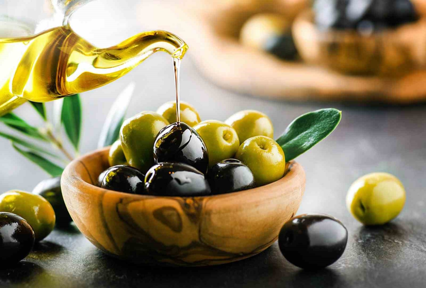 Olio di semi mescolato all'olio d'oliva in 21 marchi: l'azienda che spicca nella lista delle contraffazioni