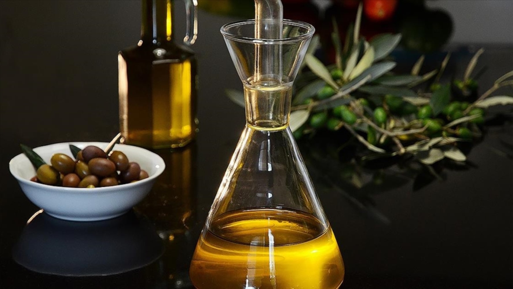 Olio di semi mescolato all'olio d'oliva in 21 marchi: l'azienda che spicca nella lista delle contraffazioni