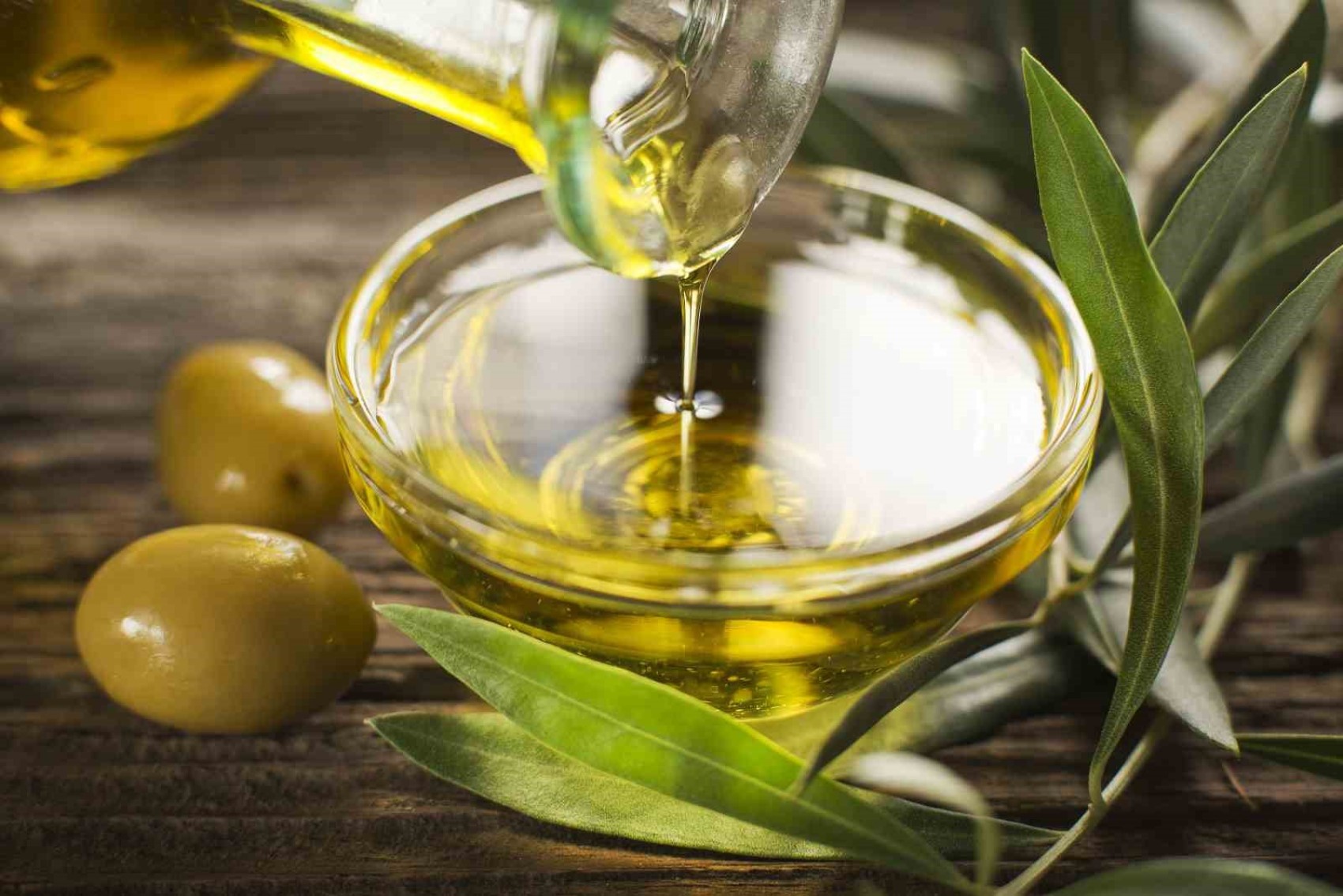 Olio di semi mescolato all'olio d'oliva in 21 marchi: l'azienda che spicca nella lista delle contraffazioni