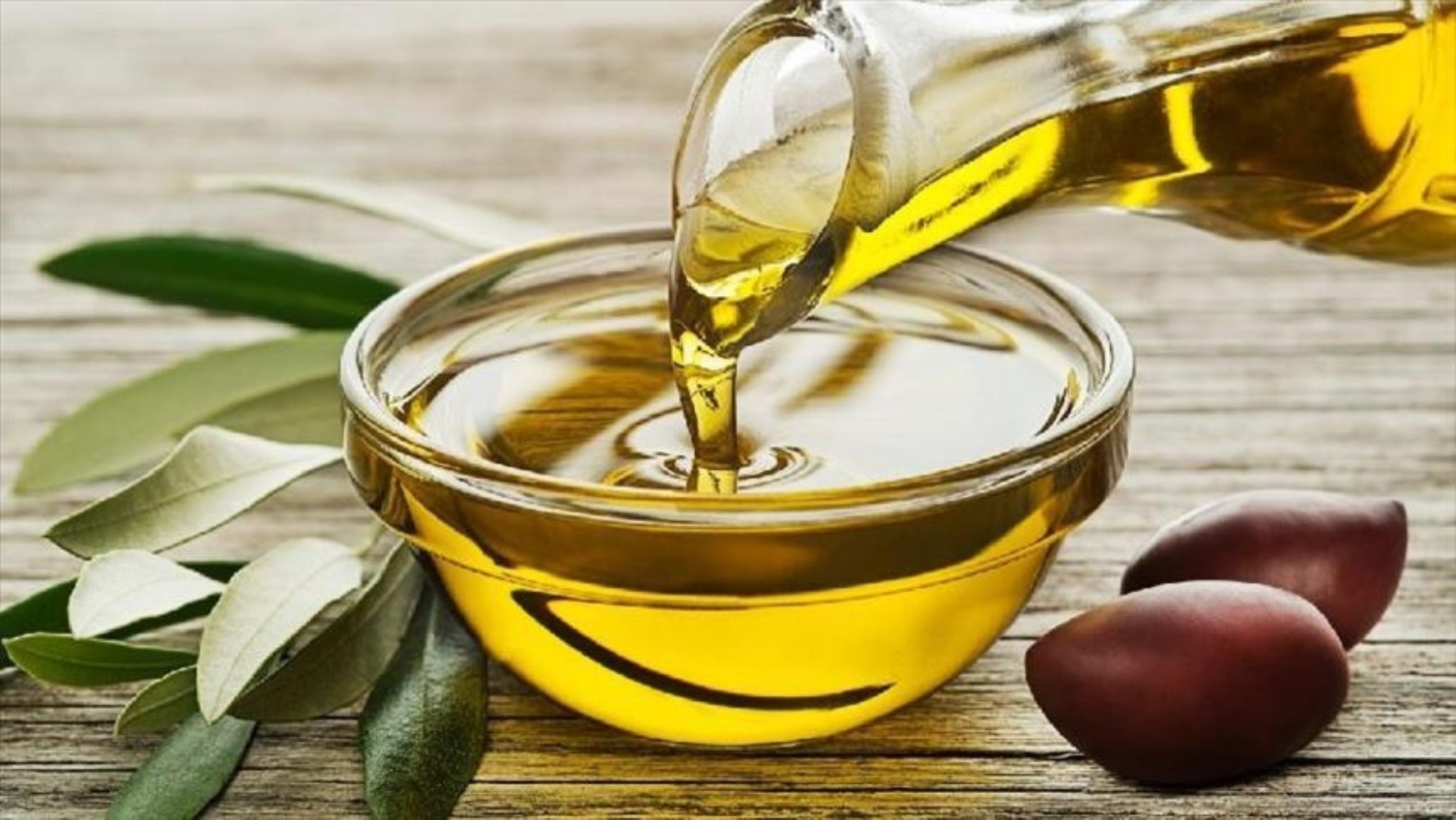 Olio di semi mescolato all'olio d'oliva in 21 marchi: l'azienda che spicca nella lista delle contraffazioni