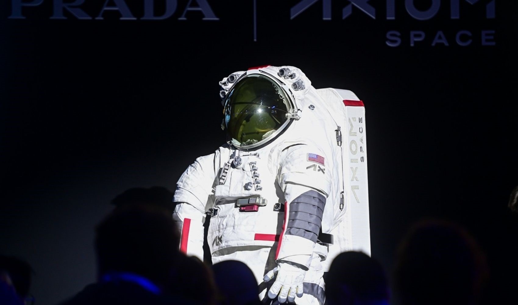 NASA, Prada imzalı yeni uzay kıyafetini tanıttı