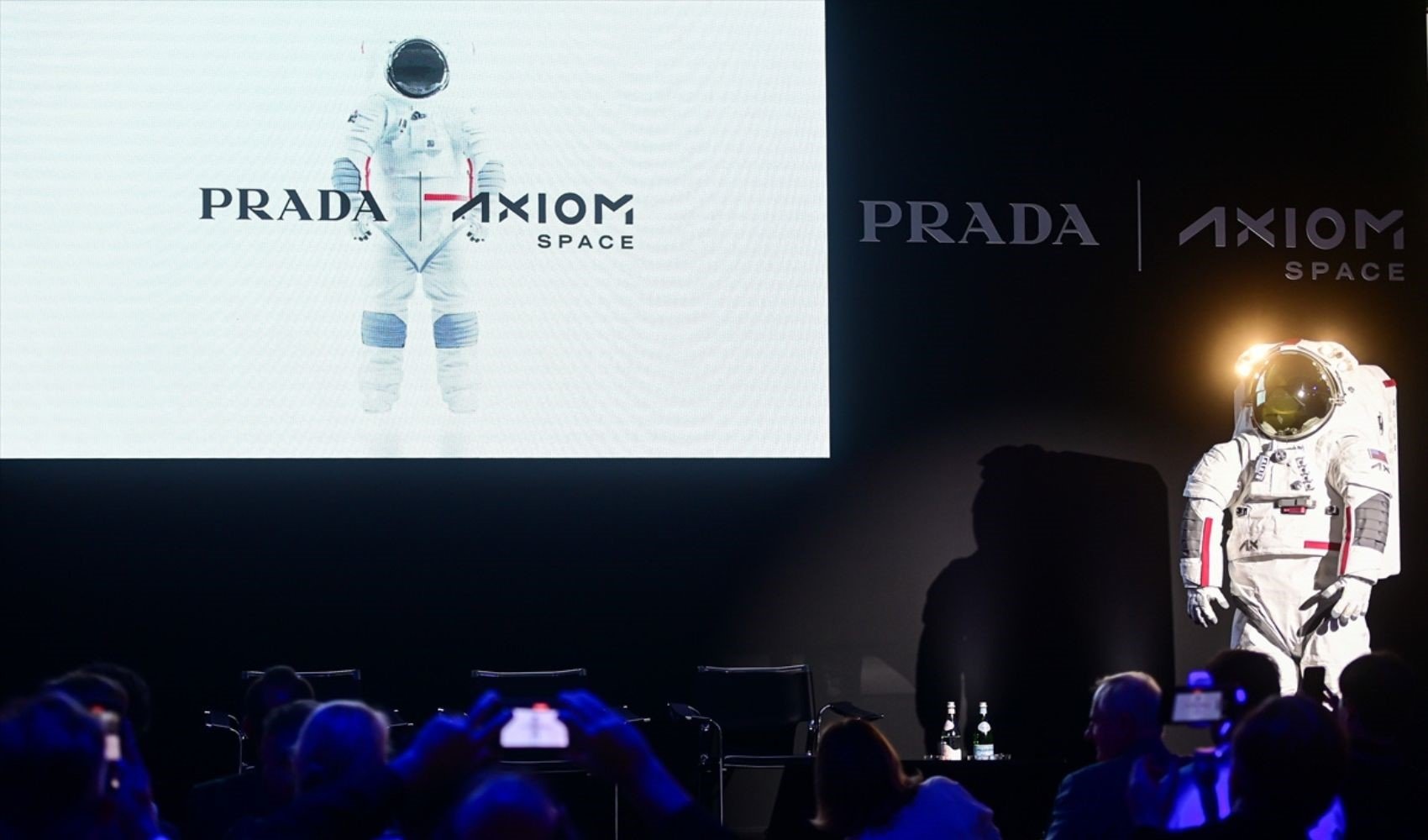 NASA, Prada imzalı yeni uzay kıyafetini tanıttı