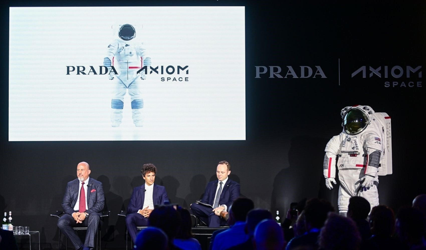 NASA, Prada imzalı yeni uzay kıyafetini tanıttı