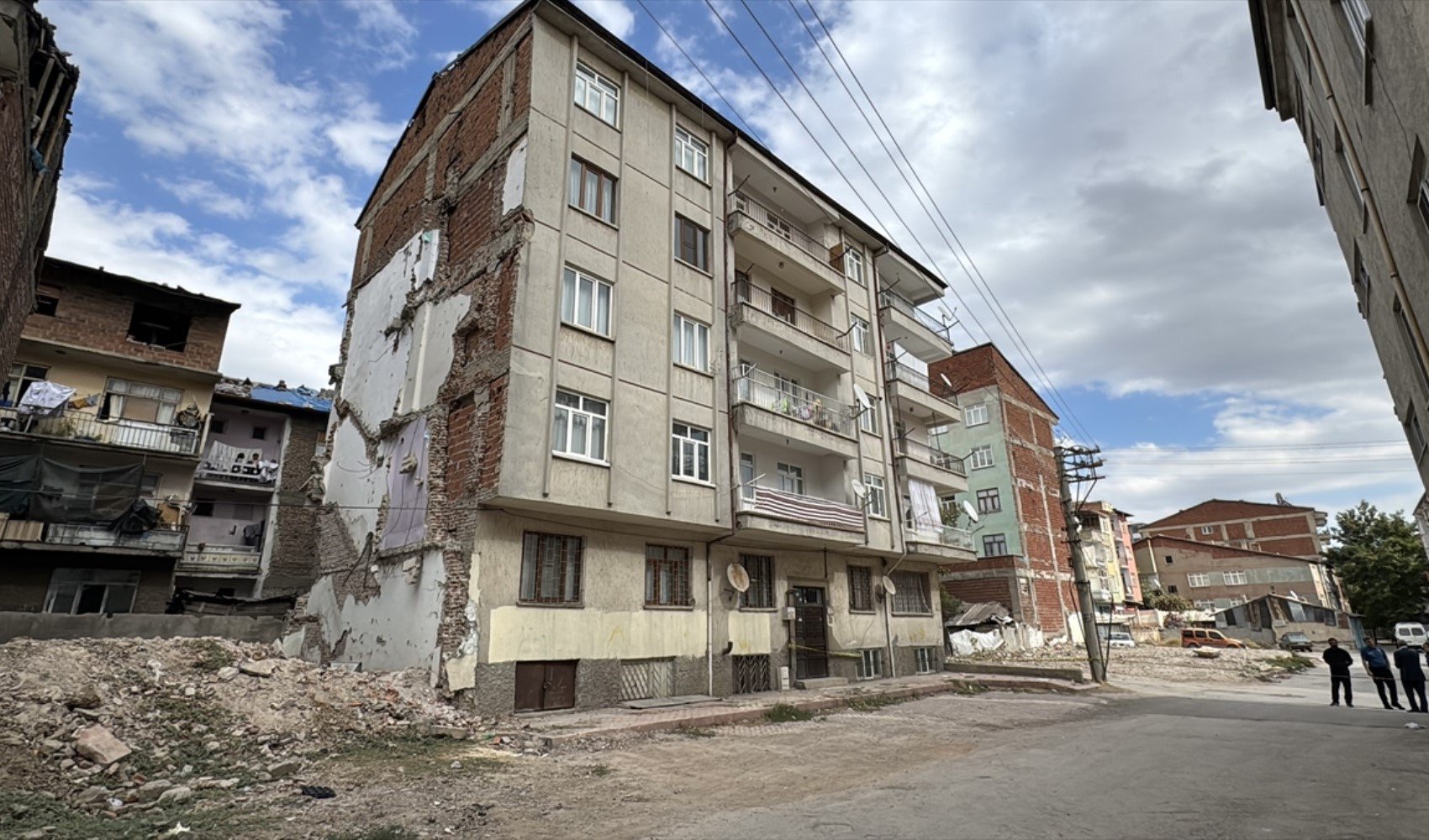 Elazığ'daki depremzedeler konuştu! 'Bina Başımıza Çökecek'