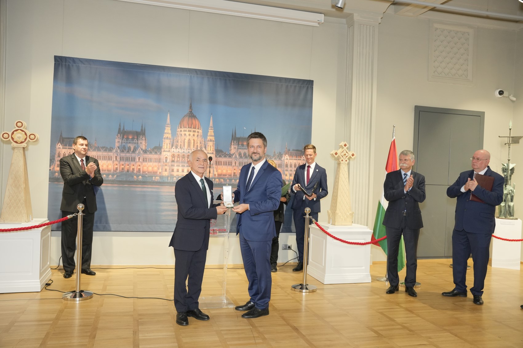 Il celebre parlamento ungherese arriva a Istanbul