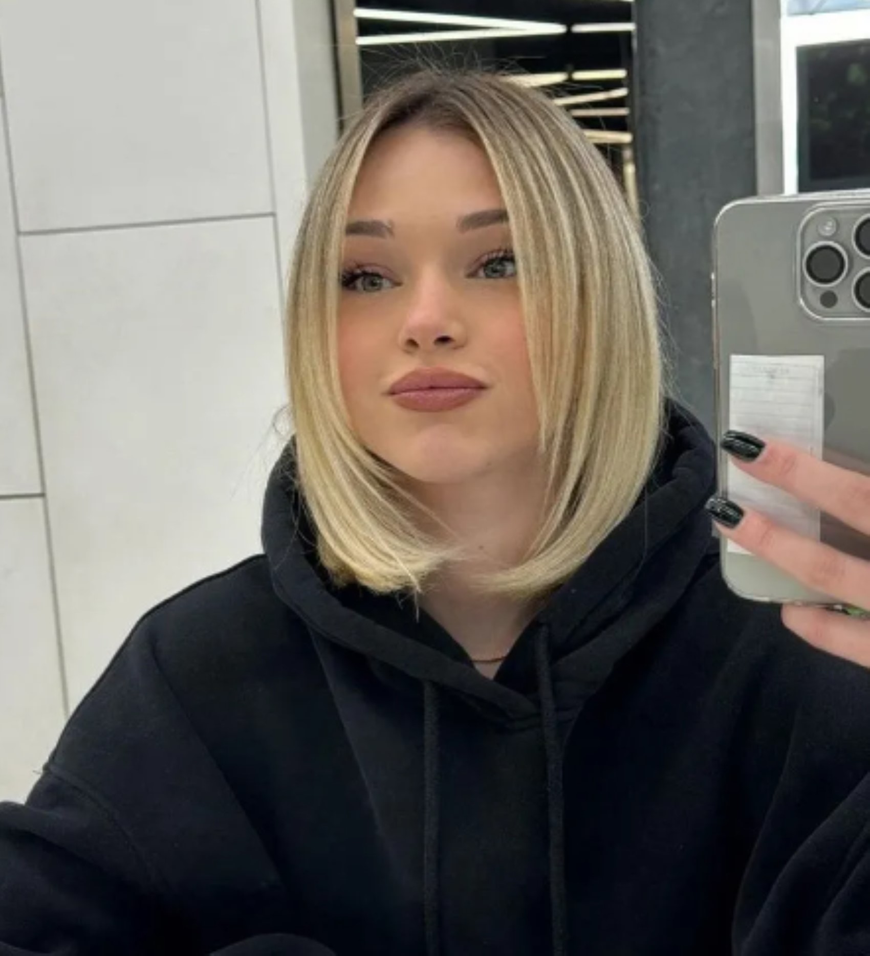 Risponde alle critiche sulla chirurgia estetica! Ayliz Duman condivide le sue foto da bambina