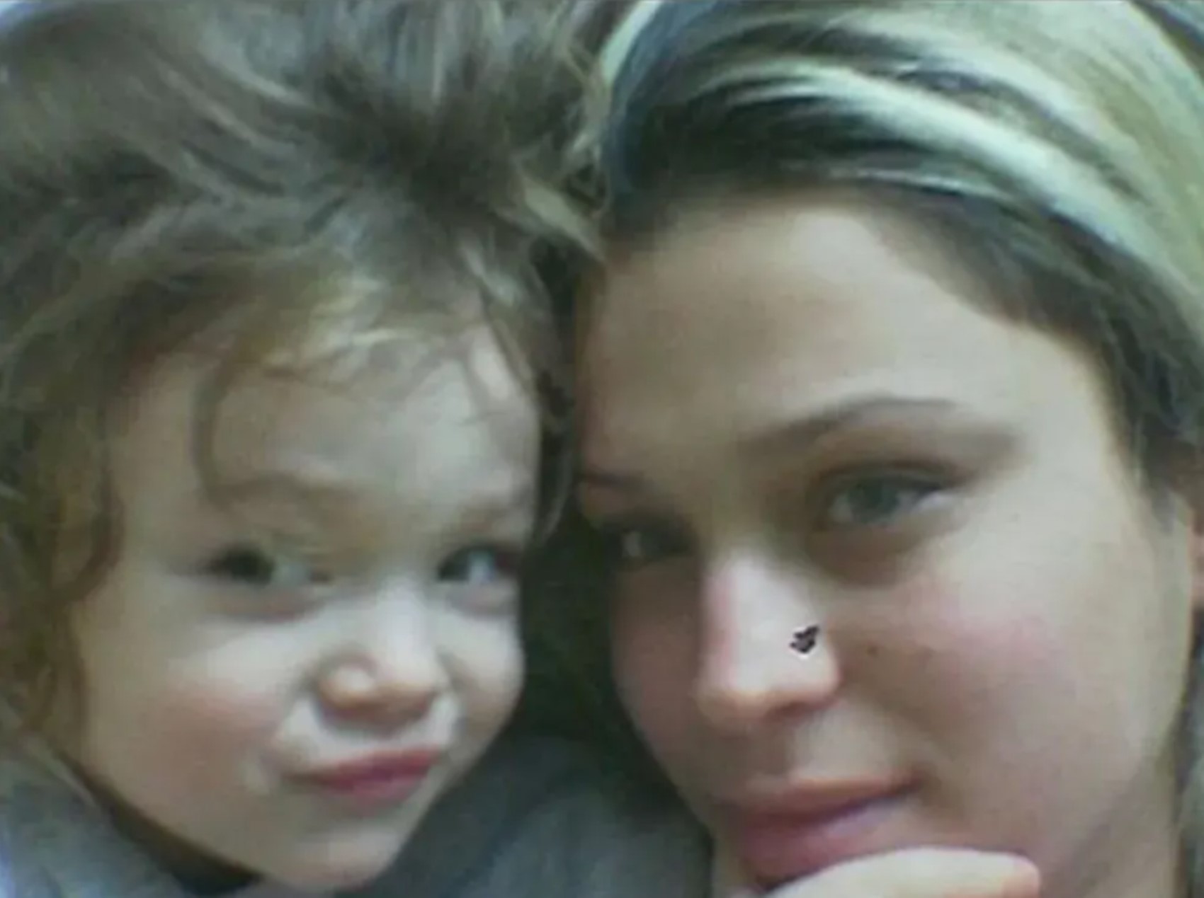 Risponde alle critiche sulla chirurgia estetica! Ayliz Duman condivide le sue foto da bambina