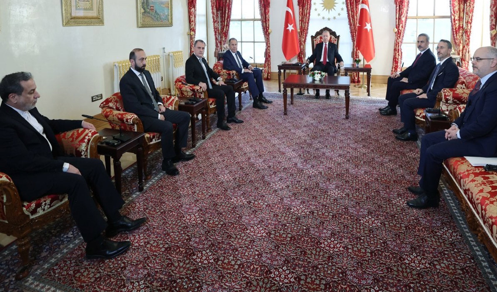 Beş ülkenin dışişleri bakanı Dolmabahçe'de Erdoğan tarafından kabul edildi: Dikkat çeken kare