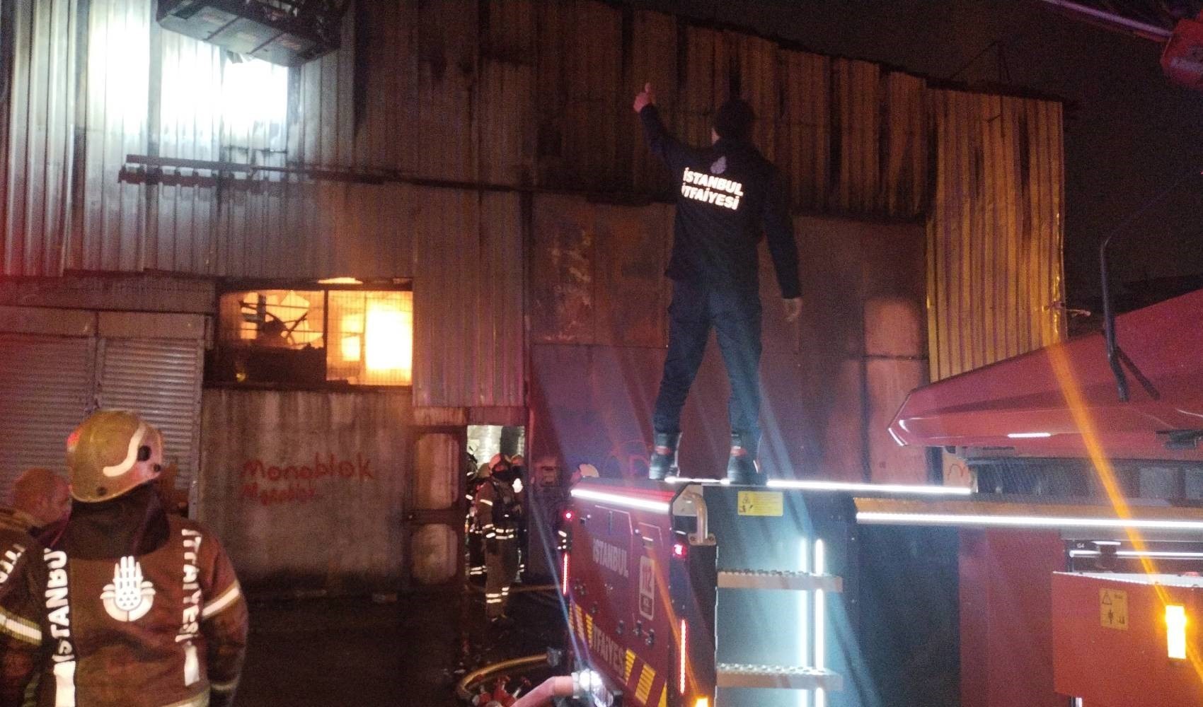 Panico ad Ataşehir per un incendio in un deposito di sostanze chimiche: si sono verificate esplosioni