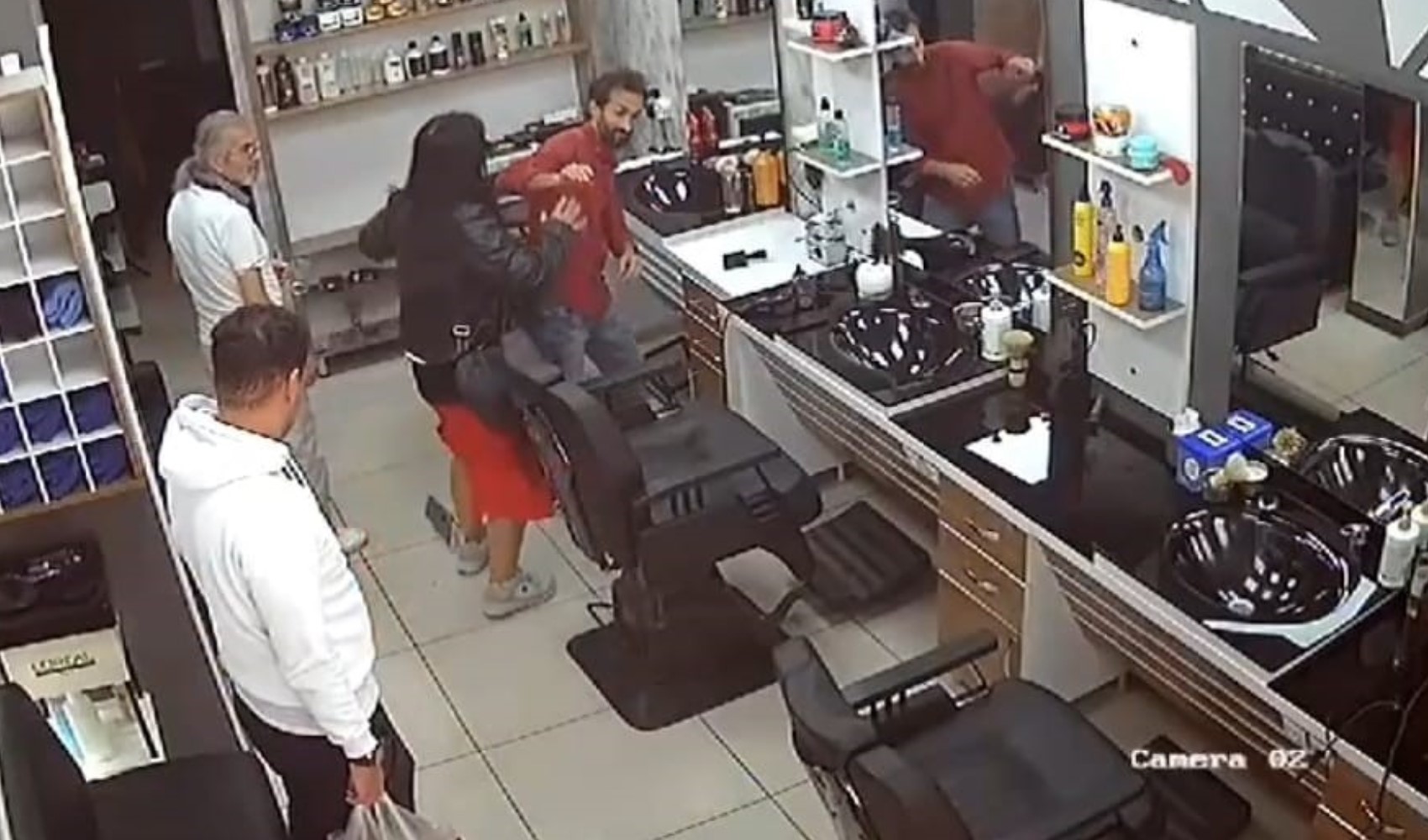 Fa irruzione nel posto di lavoro dell'ex marito e lo picchia!