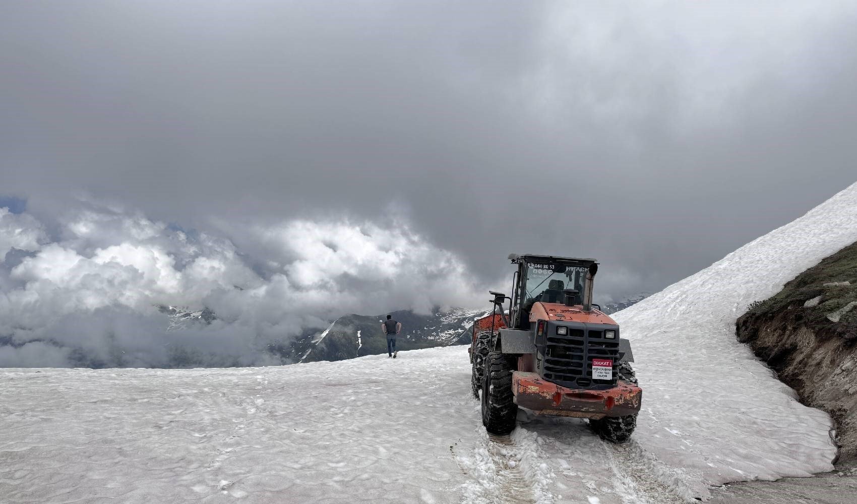 Rize’de yaylada hayvanlarıyla mahsur kalan 6 kişi kurtarıldı