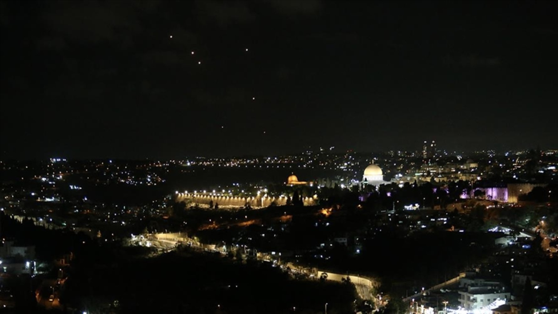 İran ve İsrail savaşın eşiğinde: Yüzlerce füze Tel Aviv'i vurdu...Dakika dakika yaşananlar