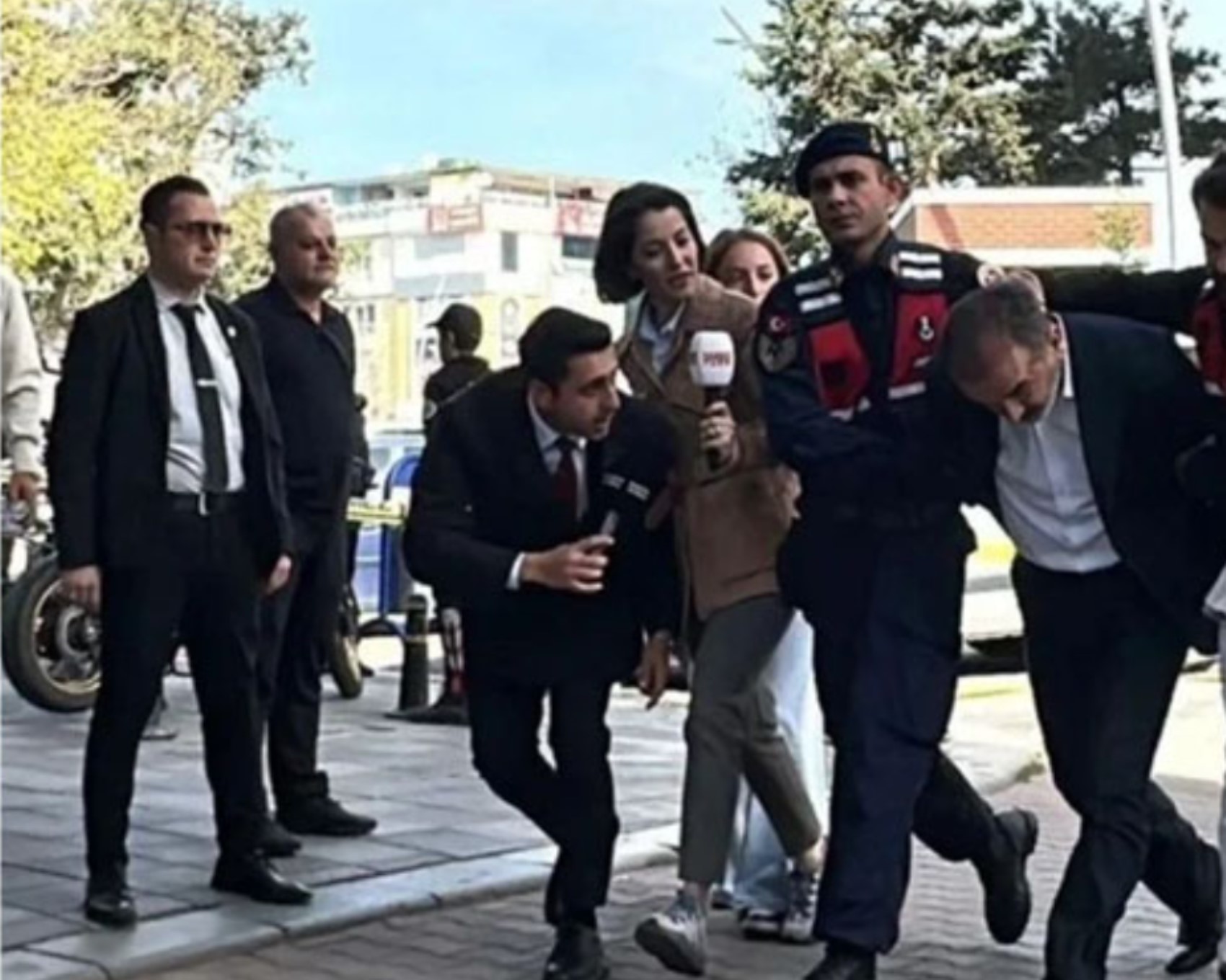 Yenidoğan çetesini çökerten kahraman Savcı Yavuz Ergin, bebek katillerinin ters kelepçeli hallerini izledi