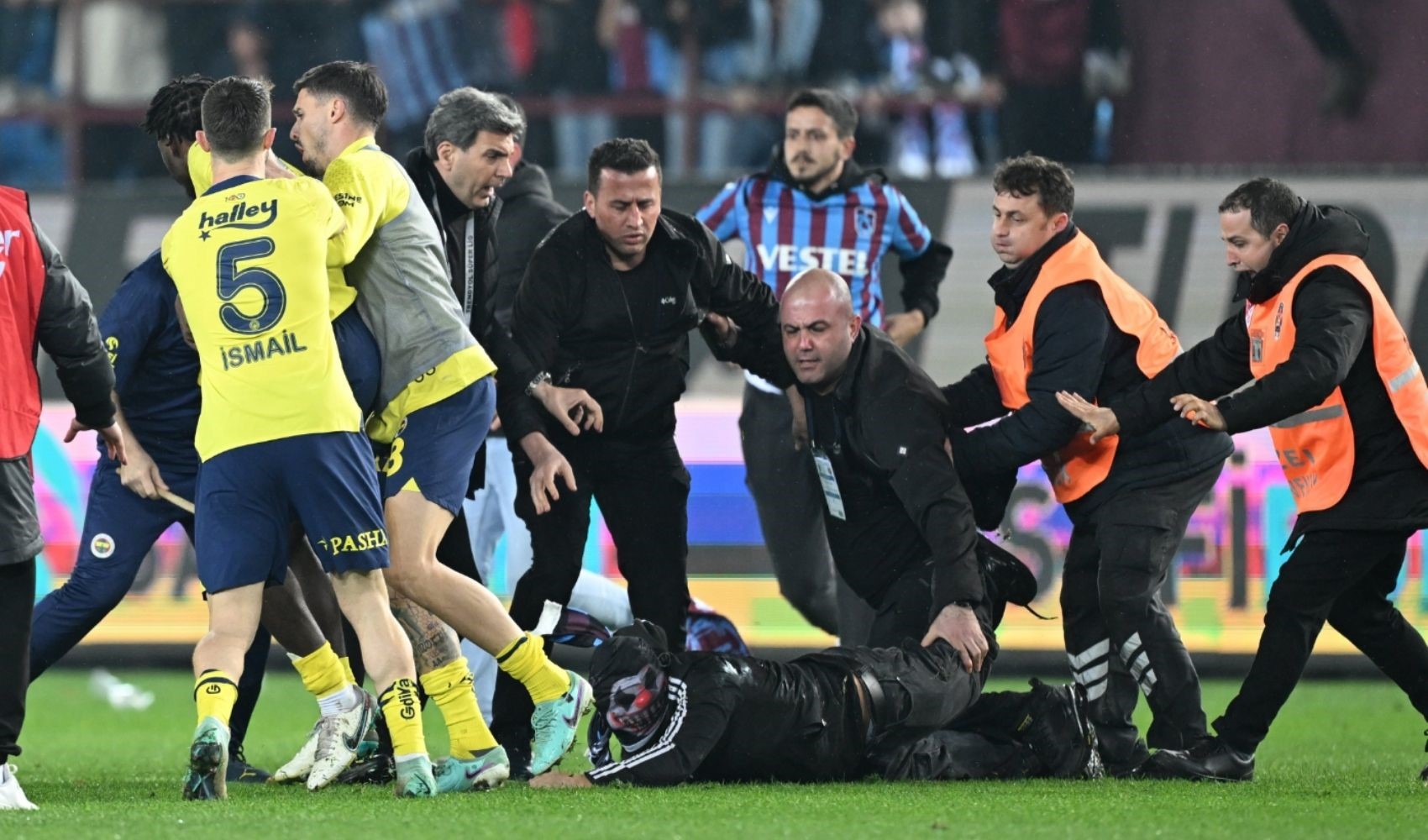 Fenerbahçeli 7 futbolcu hakkında mahkemeden karar çıktı!