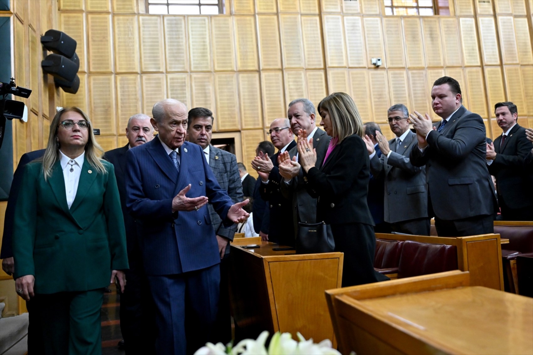 Bahçeli'nin Meclis kürsüsünden Öcalan'a yaptığı çağrı sonrası yüzük ve rozet detayı: Ne anlama geliyor?