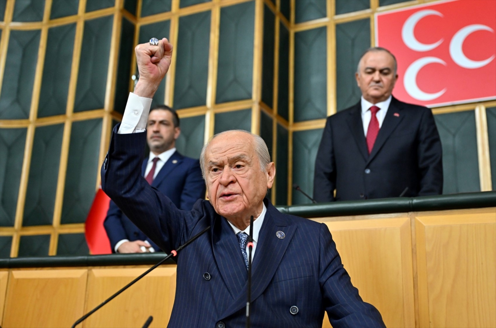 Bahçeli'nin Meclis kürsüsünden Öcalan'a yaptığı çağrı sonrası yüzük ve rozet detayı: Ne anlama geliyor?