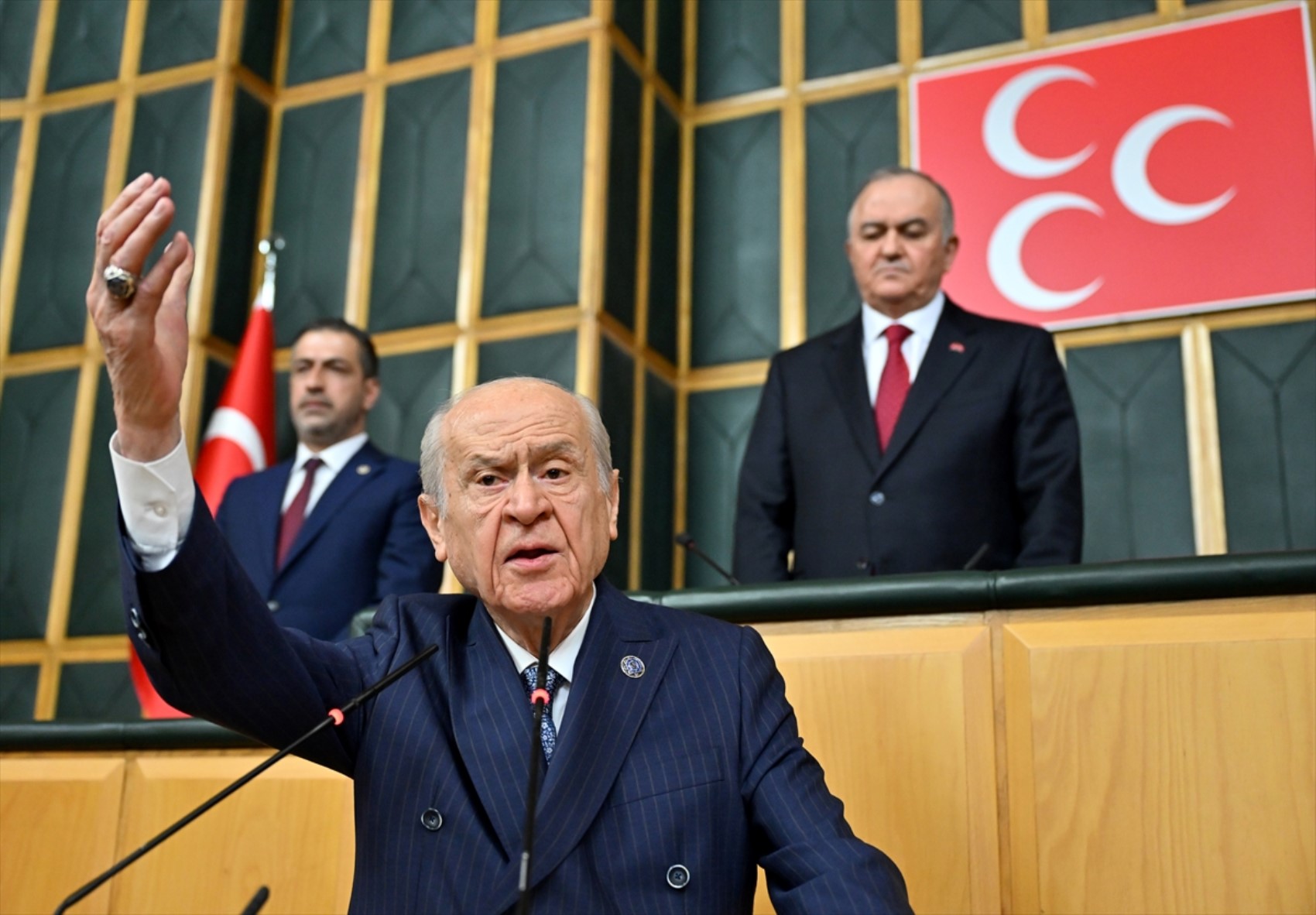 Bahçeli'nin Meclis kürsüsünden Öcalan'a yaptığı çağrı sonrası yüzük ve rozet detayı: Ne anlama geliyor?