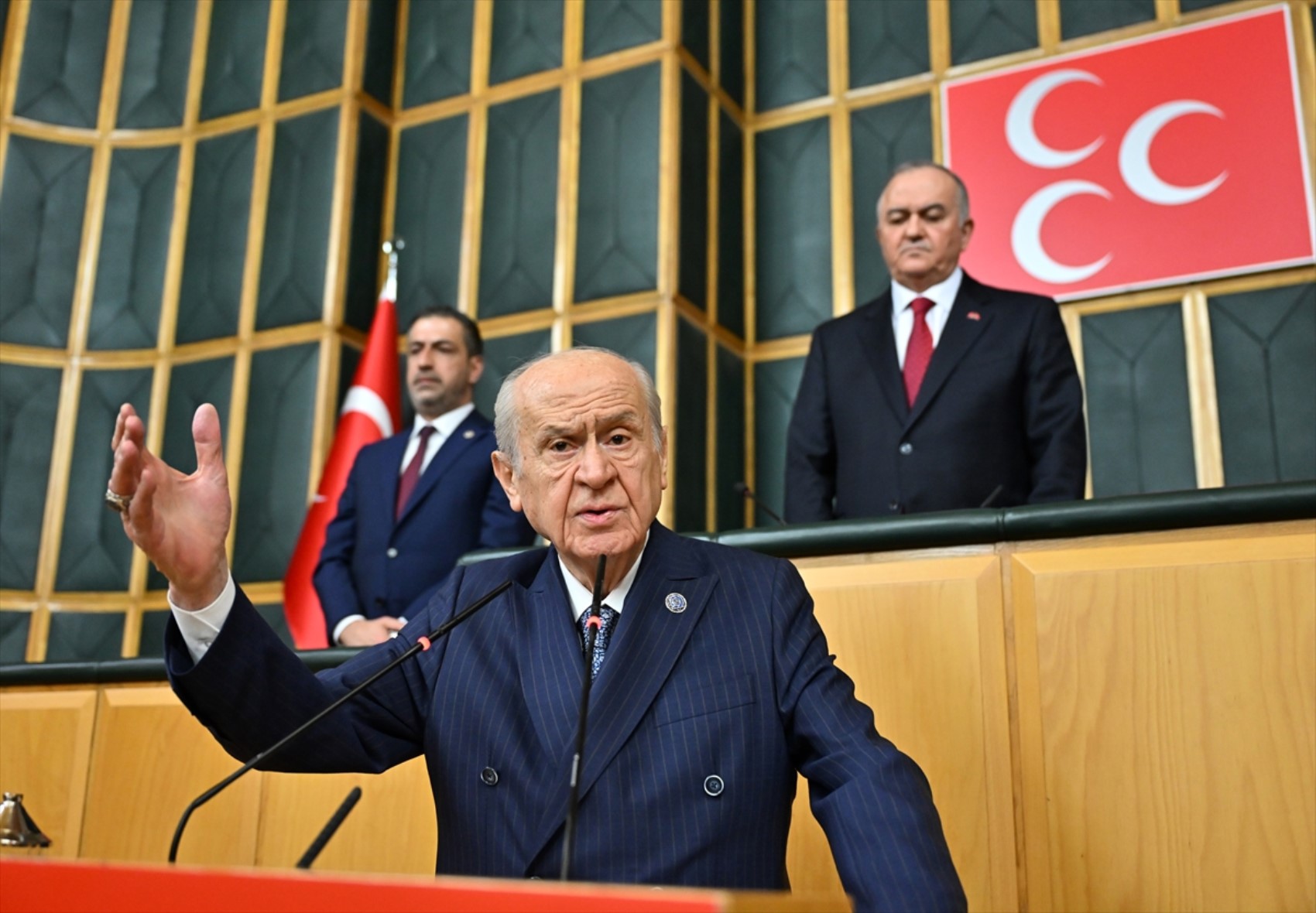 Bahçeli'nin Meclis kürsüsünden Öcalan'a yaptığı çağrı sonrası yüzük ve rozet detayı: Ne anlama geliyor?