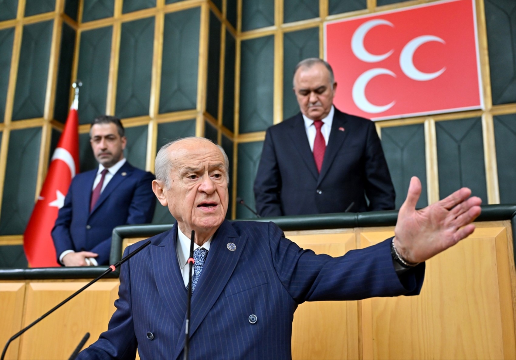 Bahçeli'nin Meclis kürsüsünden Öcalan'a yaptığı çağrı sonrası yüzük ve rozet detayı: Ne anlama geliyor?