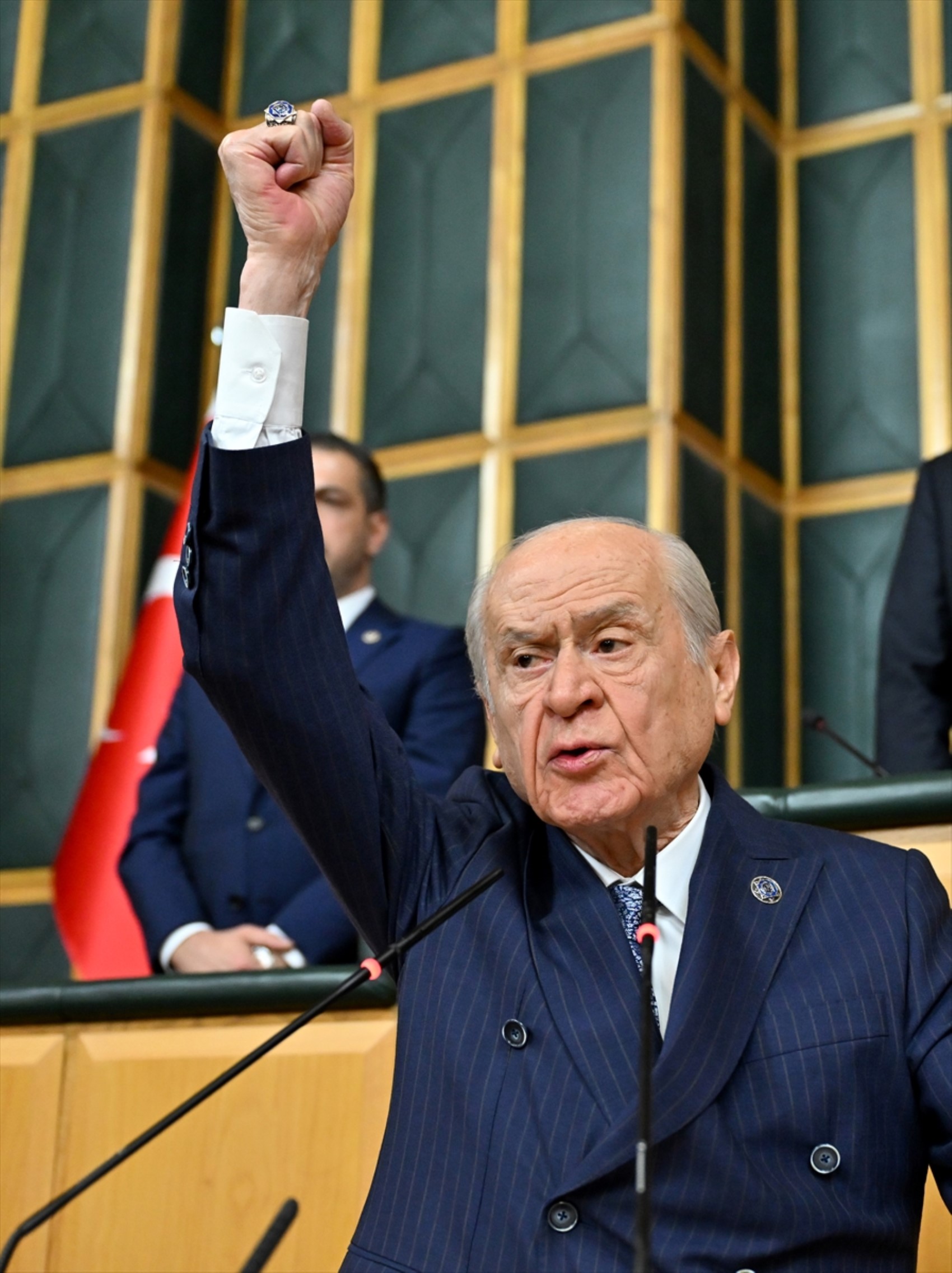 Bahçeli'nin Meclis kürsüsünden Öcalan'a yaptığı çağrı sonrası yüzük ve rozet detayı: Ne anlama geliyor?