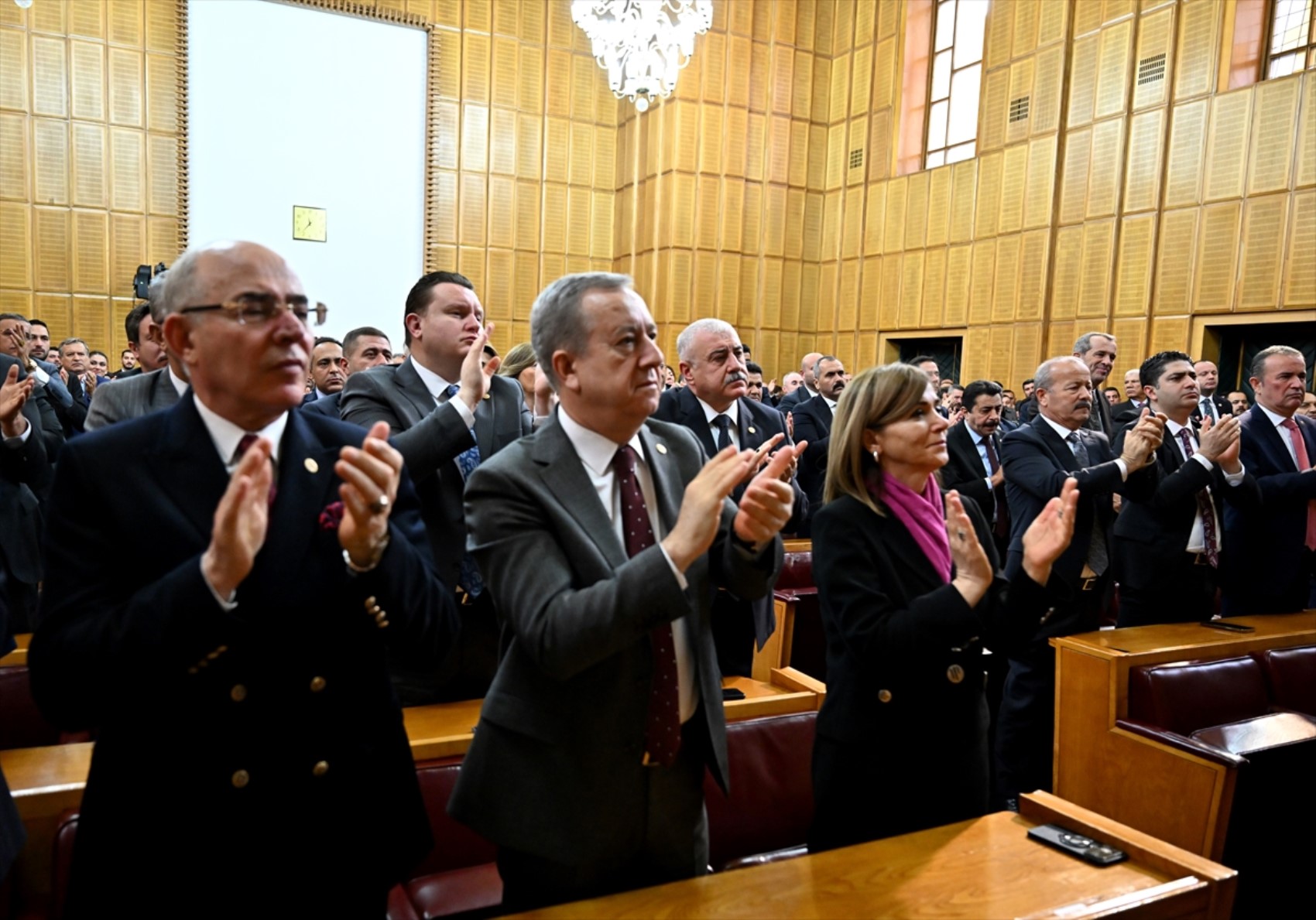 Bahçeli'nin Meclis kürsüsünden Öcalan'a yaptığı çağrı sonrası yüzük ve rozet detayı: Ne anlama geliyor?