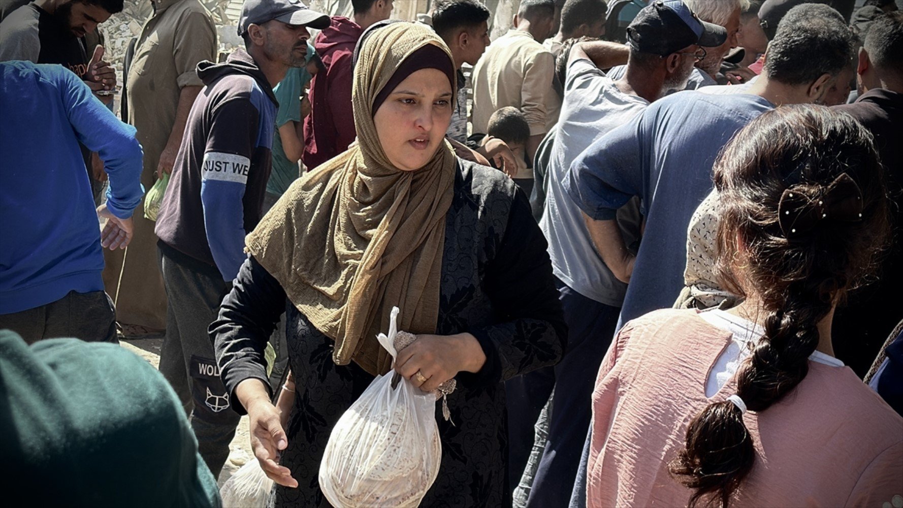 Gazze'de hayatta kalanların yıkıntılar arasında ekmek bulma mücadelesi