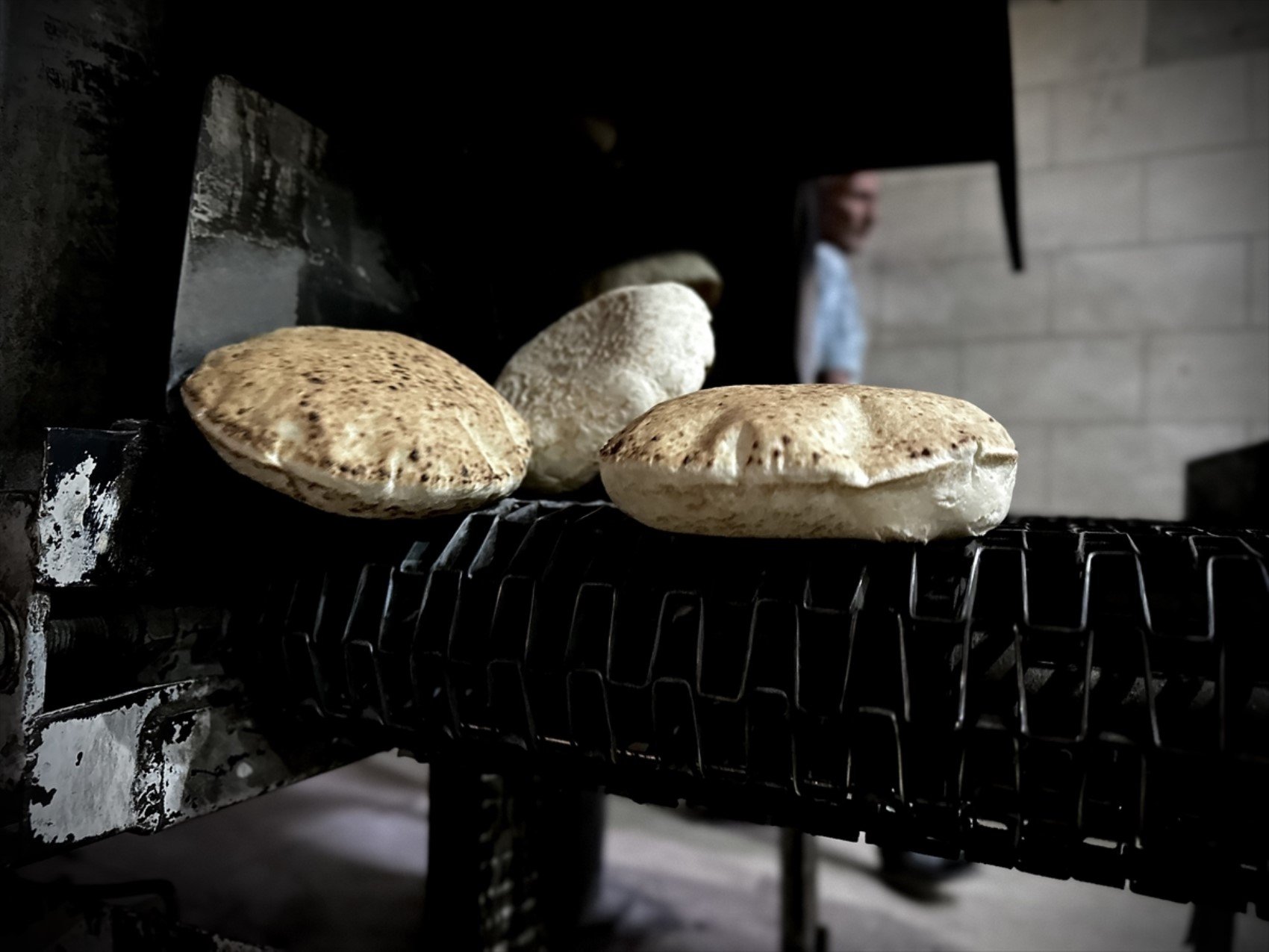 Gazze'de hayatta kalanların yıkıntılar arasında ekmek bulma mücadelesi