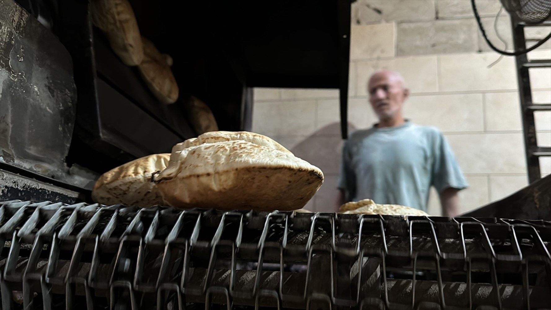 Gazze'de hayatta kalanların yıkıntılar arasında ekmek bulma mücadelesi