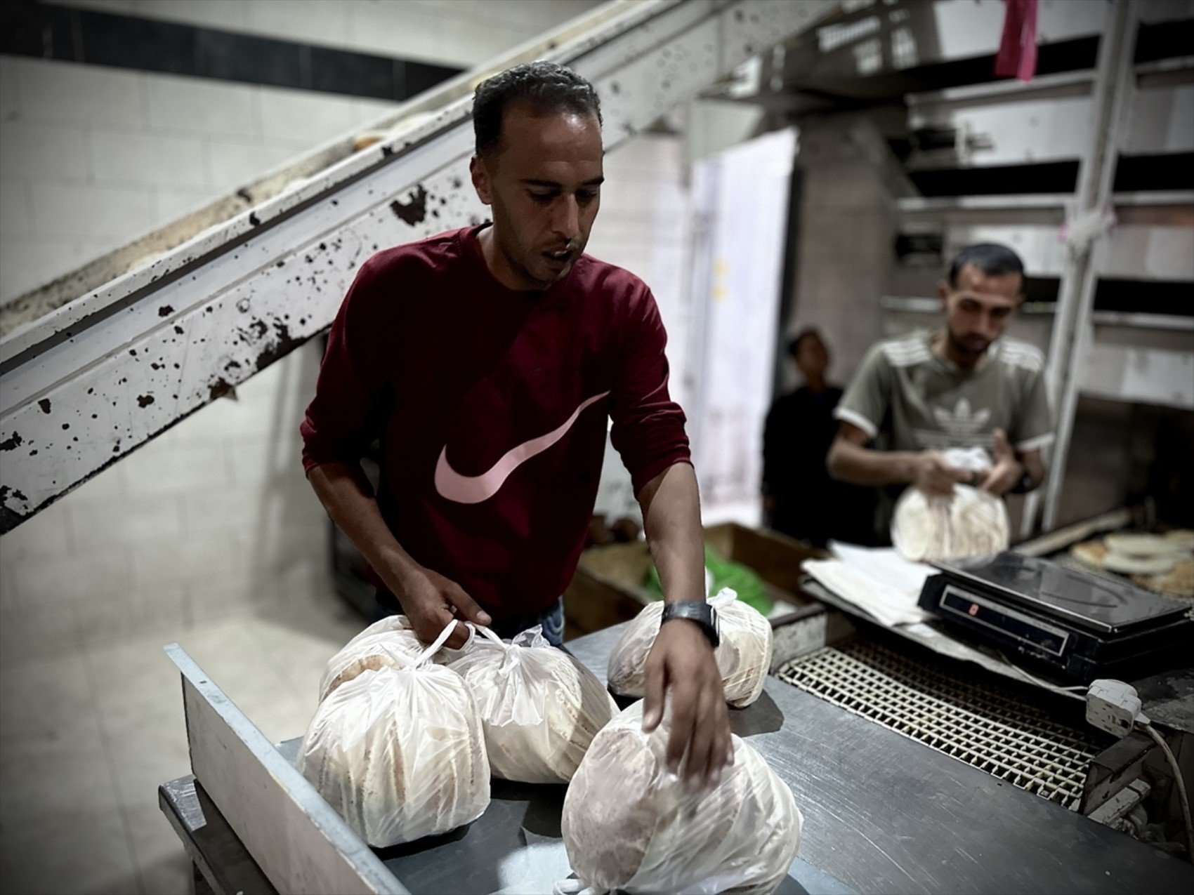 Gazze'de hayatta kalanların yıkıntılar arasında ekmek bulma mücadelesi