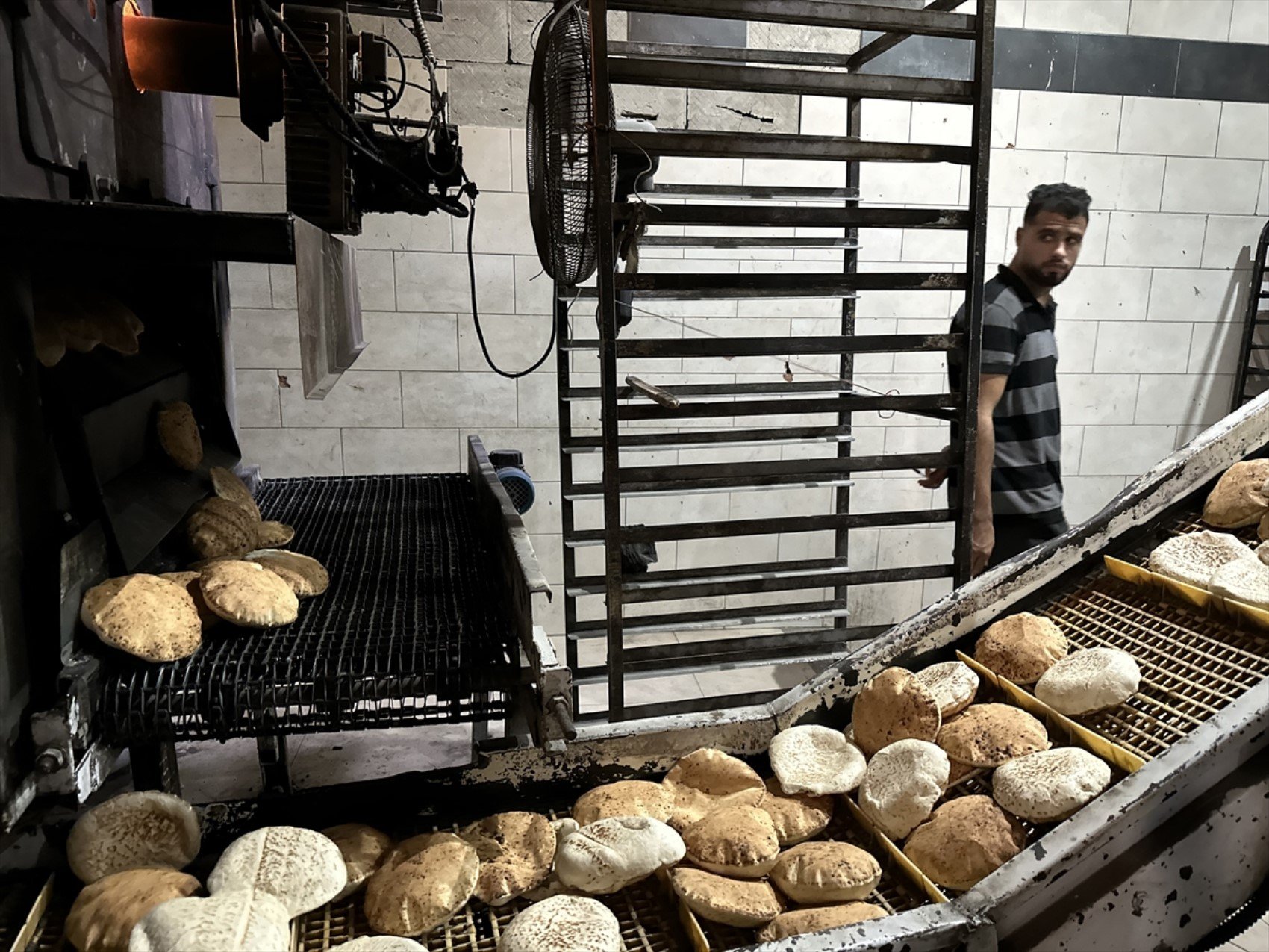 Gazze'de hayatta kalanların yıkıntılar arasında ekmek bulma mücadelesi