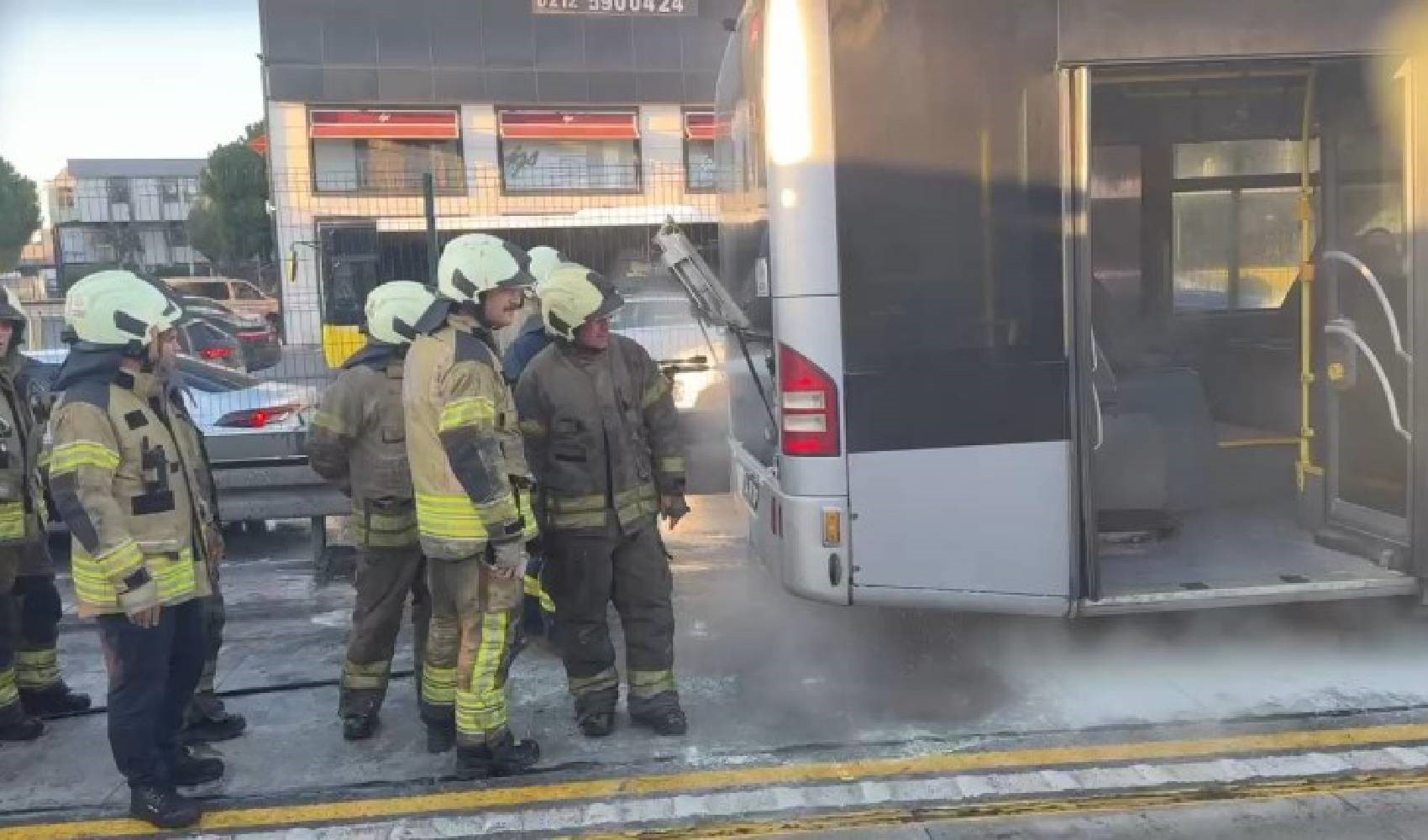 Avcılar metrobüsünde yangın paniği