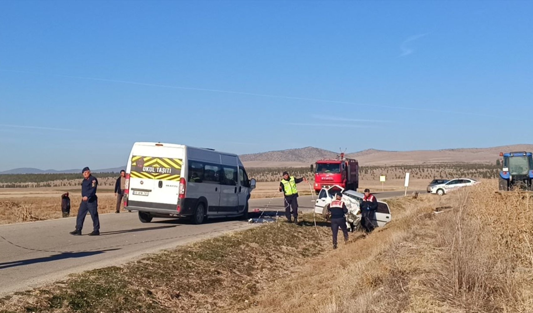 Scontro tra un'auto e uno scuolabus ad Afyonkarahisar: 3 morti
