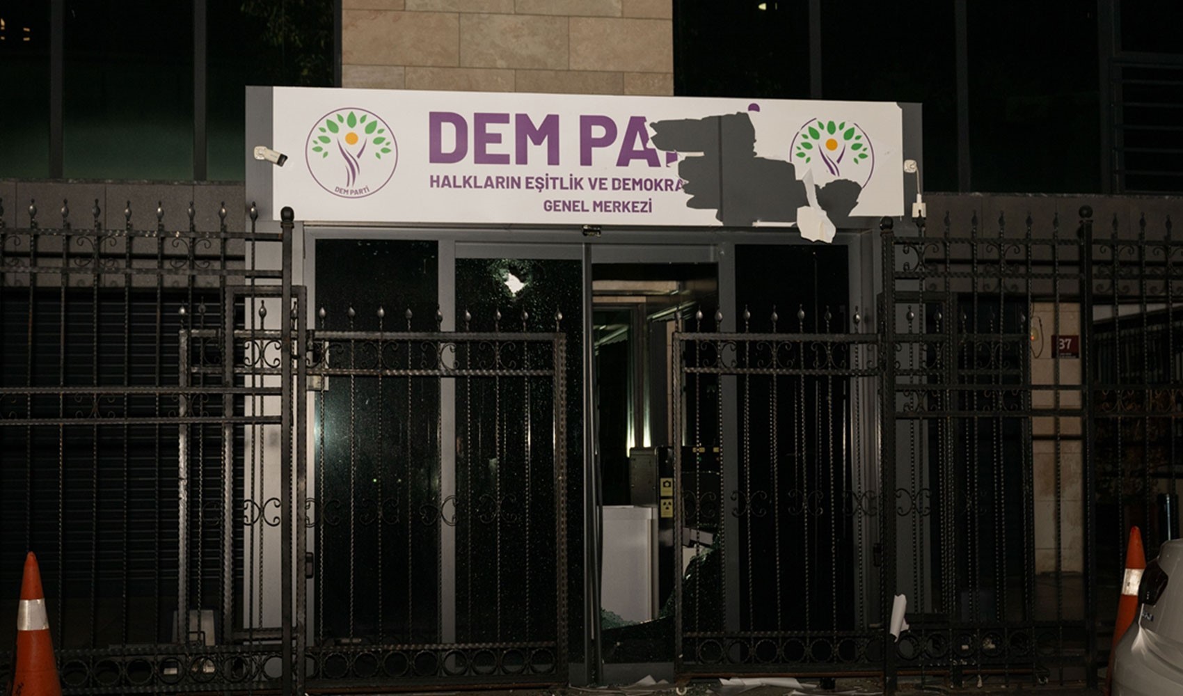 Attacco notturno alla sede centrale del DEM Parti