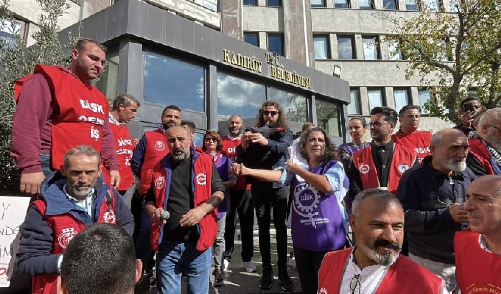 Kadıköy Belediyesi'nde işçiler greve başladı