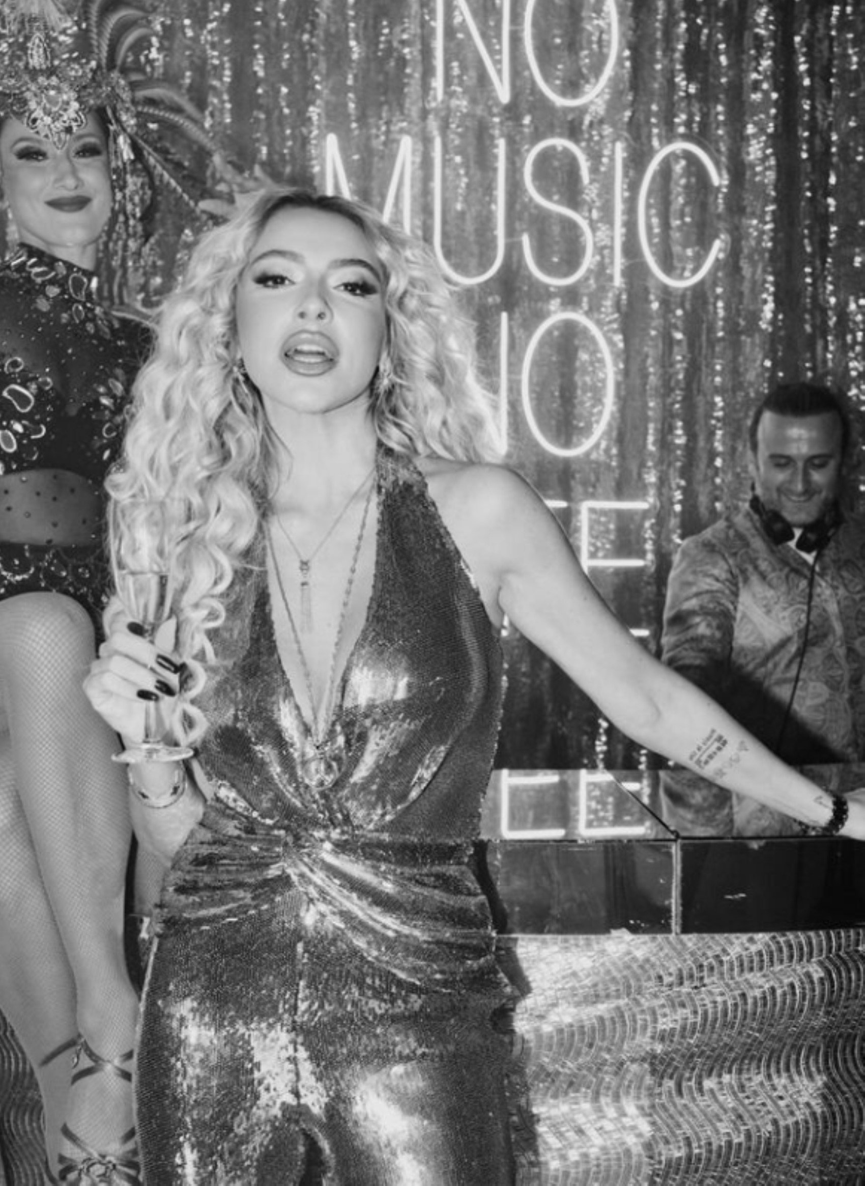 Hadise 39. yaşını coşkuyla kutladı! Pozlarına beğeni yağdı